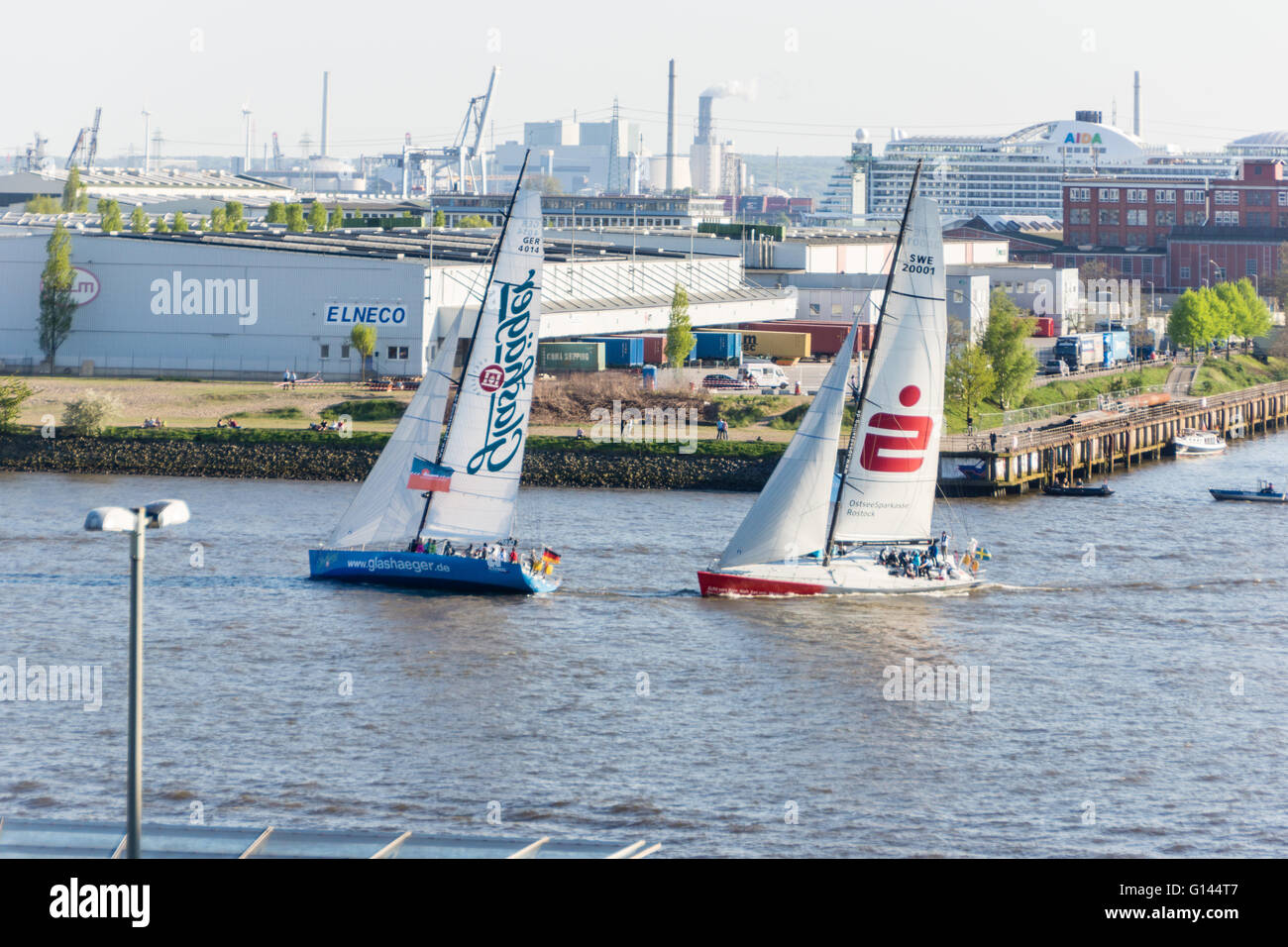 Hamburg, Deutschland. 7. Mai 2016. A match Race mit 2 Wolvo Oceab Racer im Hamburger Hafen Geburtstag 2016 Credit: Björn Deutschmann/Alamy Live News Stockfoto