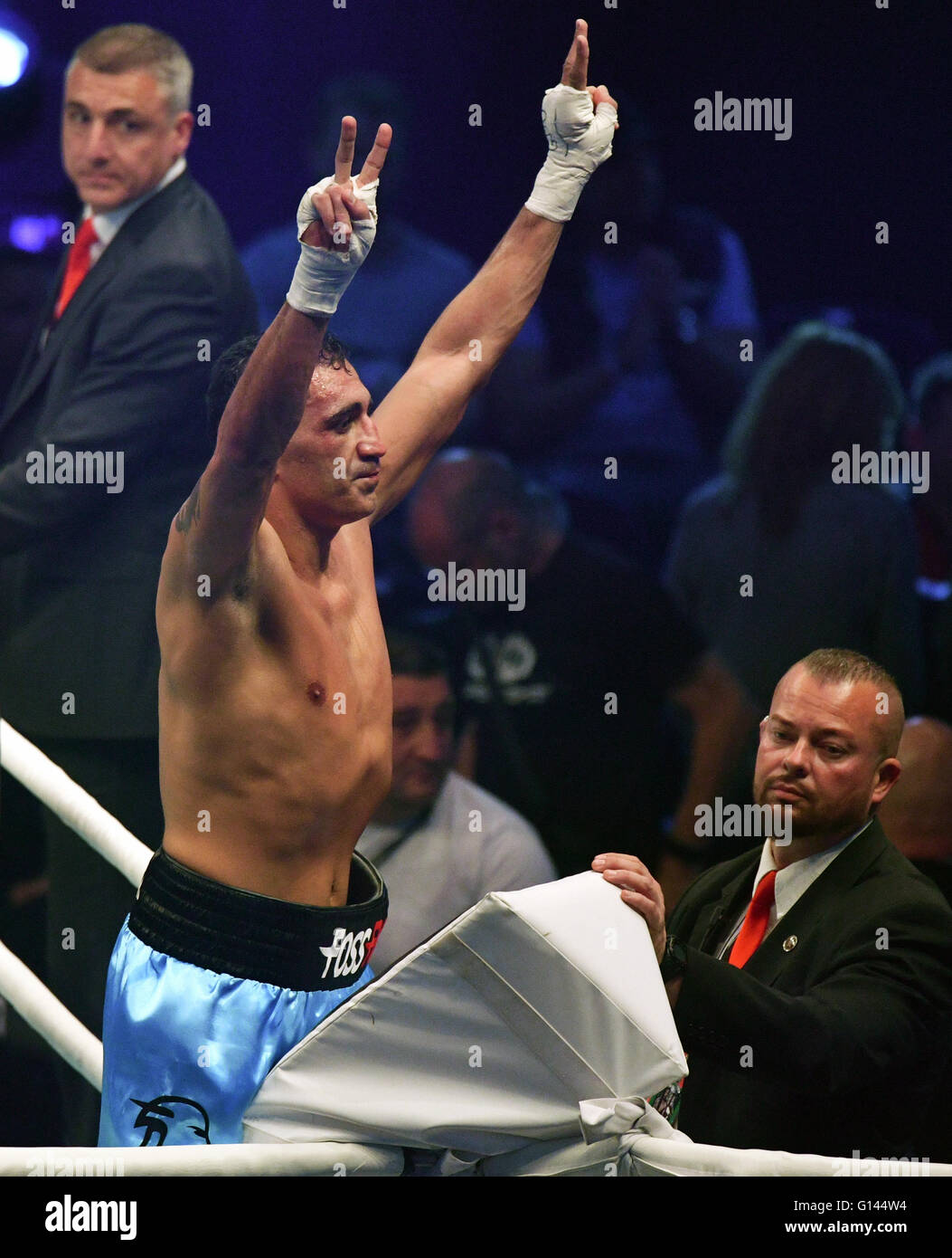 Hamburg, Deutschland. 7. Mai 2016. Deutschlands Ismail Oezen feiert seine GBU Super-Mittelgewicht Interkontinentalmeisterschaft Boxkampf gegen Georgiens Ramazi Gogichashvili in der Barclaycard-Arena in Hamburg, Deutschland, 7. Mai 2016 zu gewinnen. Foto: AXEL HEIMKEN/Dpa/Alamy Live News Stockfoto
