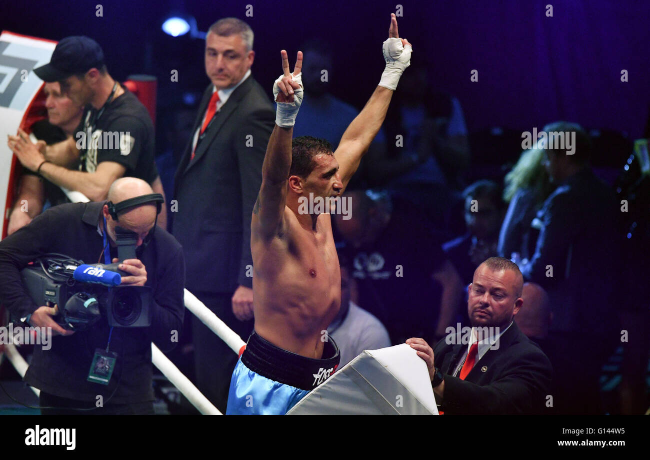 Hamburg, Deutschland. 7. Mai 2016. Deutschlands Ismail Oezen feiert seine GBU Super-Mittelgewicht Interkontinentalmeisterschaft Boxkampf gegen Georgiens Ramazi Gogichashvili in der Barclaycard-Arena in Hamburg, Deutschland, 7. Mai 2016 zu gewinnen. Foto: AXEL HEIMKEN/Dpa/Alamy Live News Stockfoto