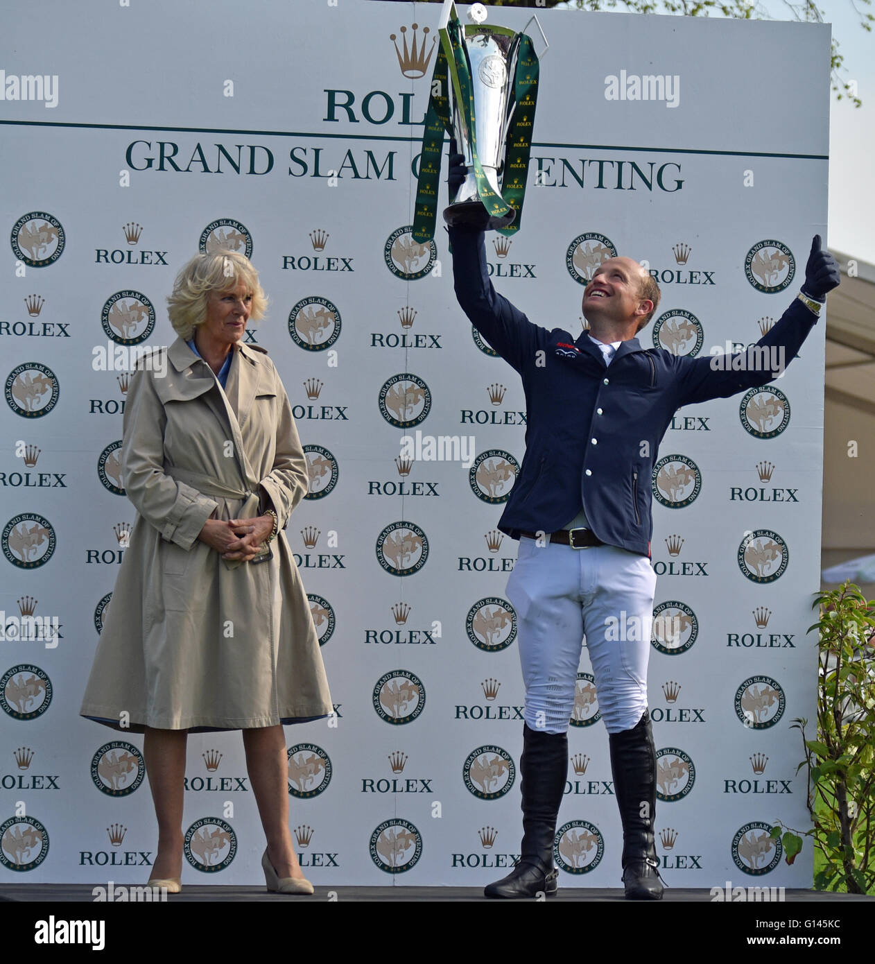 Badminton, Gloucestershire, UK. 8. Mai 2016.   Bild: Badminton Gloucestershire U.K.Mitsubishi Motoren Badminton Horse Trials. Michael Jung Deutschland Reiten La Biosthetique-Sam FBW gewinnt die 2016. Mitsubishi Motors Badminton Horse Trials, präsentierte Rolex Cup von Carmilla Herzogin von Cornwall.    Bildnachweis: Charlie Bryan/Alamy Live News Stockfoto