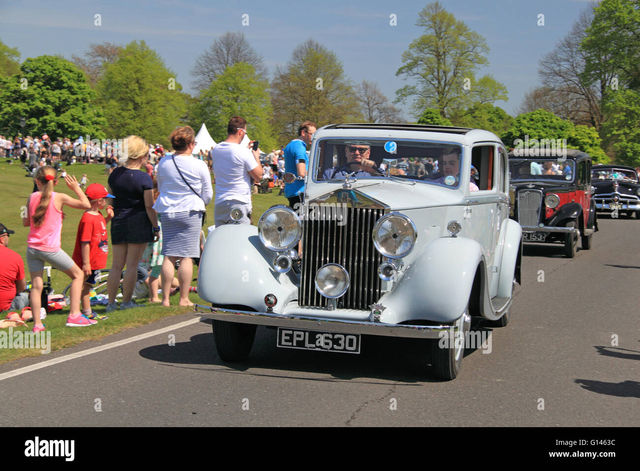 Rolls-Royce 25/30 (1936). Chestnut Sunday, 8. Mai 2016. Bushy Park, Hampton Court, London Borough of Richmond, England, Großbritannien, Großbritannien, Europa. Vintage- und Oldtimer-Parade und Ausstellungen mit Messegelände und militärischen Nachstellungen. Kredit: Ian Bottle / Alamy Live News Stockfoto