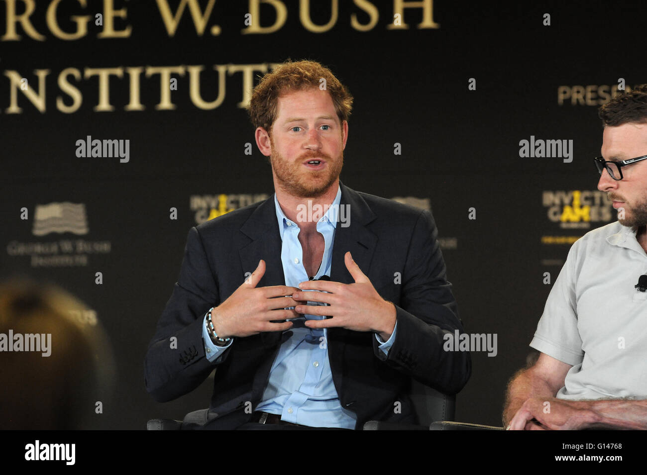 Lake Buena Vista, Florida, USA. 8. Mai 2016. Großbritanniens Prinz Harry beteiligt sich an einer Podiumsdiskussion auf dem 2016 Invictus Games Symposium über unsichtbare Wunden präsentiert von George W. Bush Institut im Schatten von Green Hotel in Walt Disney World am 8. Mai. 2016. Credit: Paul Hennessy/Alamy Live-Nachrichten Stockfoto