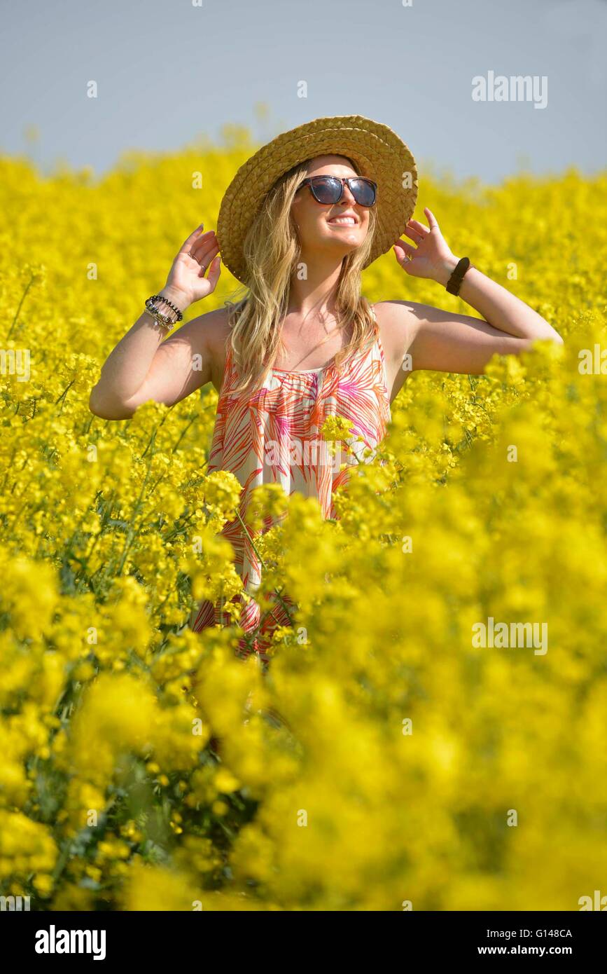 Dorset, UK. 8. Mai 2016. Eine junge Frau gefunden hat, wie erstaunlich bunten UK Landschaft an diese besondere Zeit des Jahres und wenn die Sonne schien heute sein kann (so) noch besser! Laura Dean (26) im Bild genießt jede der drei pulsierende und lebendige Displays gelegen, nur wenige Meilen von ihrem Haus in Weymouth, Dorset. Der 5 Hektar großen Teppich, Sea Pink (Sparsamkeit) sind neben 18 Meilen lange Chesil Beach, einer der größten Bereichen der Pflanzen im Vereinigten Königreich.  Bildnachweis: Dorset Media Service/Alamy Live-Nachrichten Stockfoto