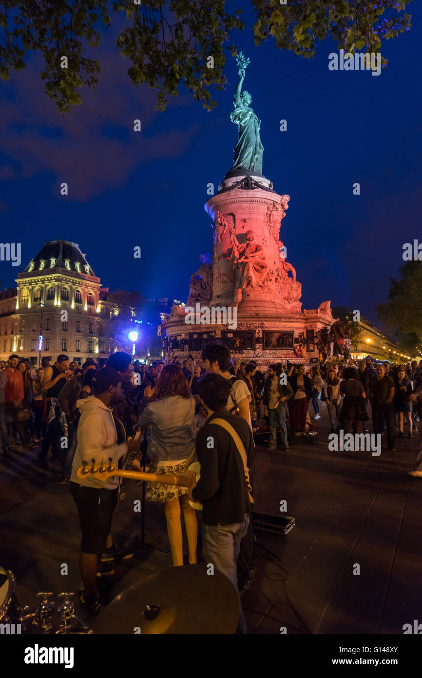 Paris, Frankreich. 8. Mai 2016. Eine Band spielt bei Nuit Debout. Menschen versammeln sich jeden Abend Place De La République seit dem 31. März zu Debatte über Gesellschaft und Politik. Bildnachweis: David Bertho / Alamy Live News Stockfoto