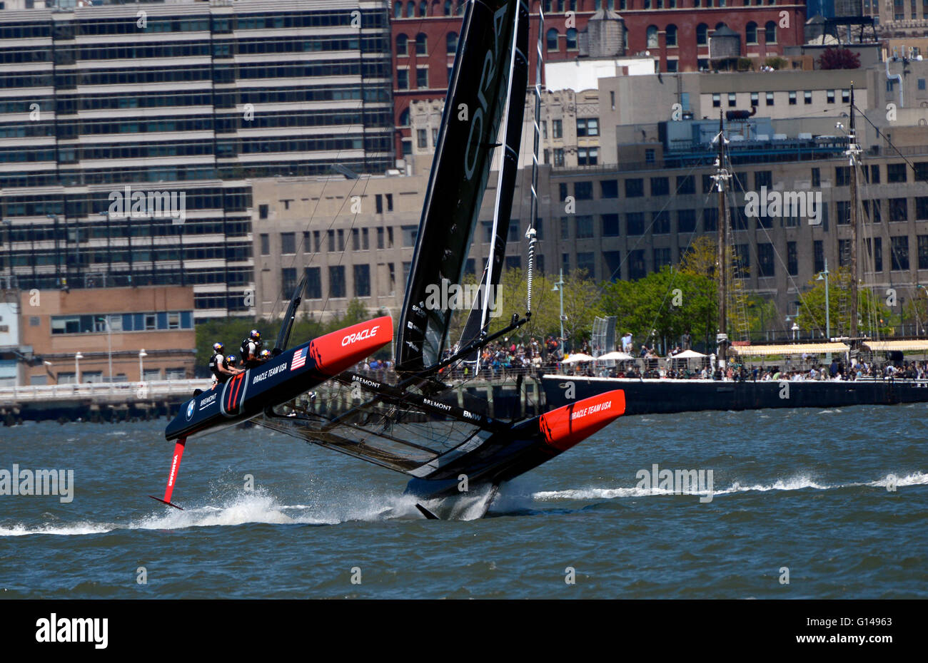 New York, USA. 8. Mai 2016. Die Oracle Team USA Boot Folierung während der Louis Vuitton America Cup Veranstaltung im New Yorker Hafen heute Credit: Adam Stoltman/Alamy Live News Stockfoto
