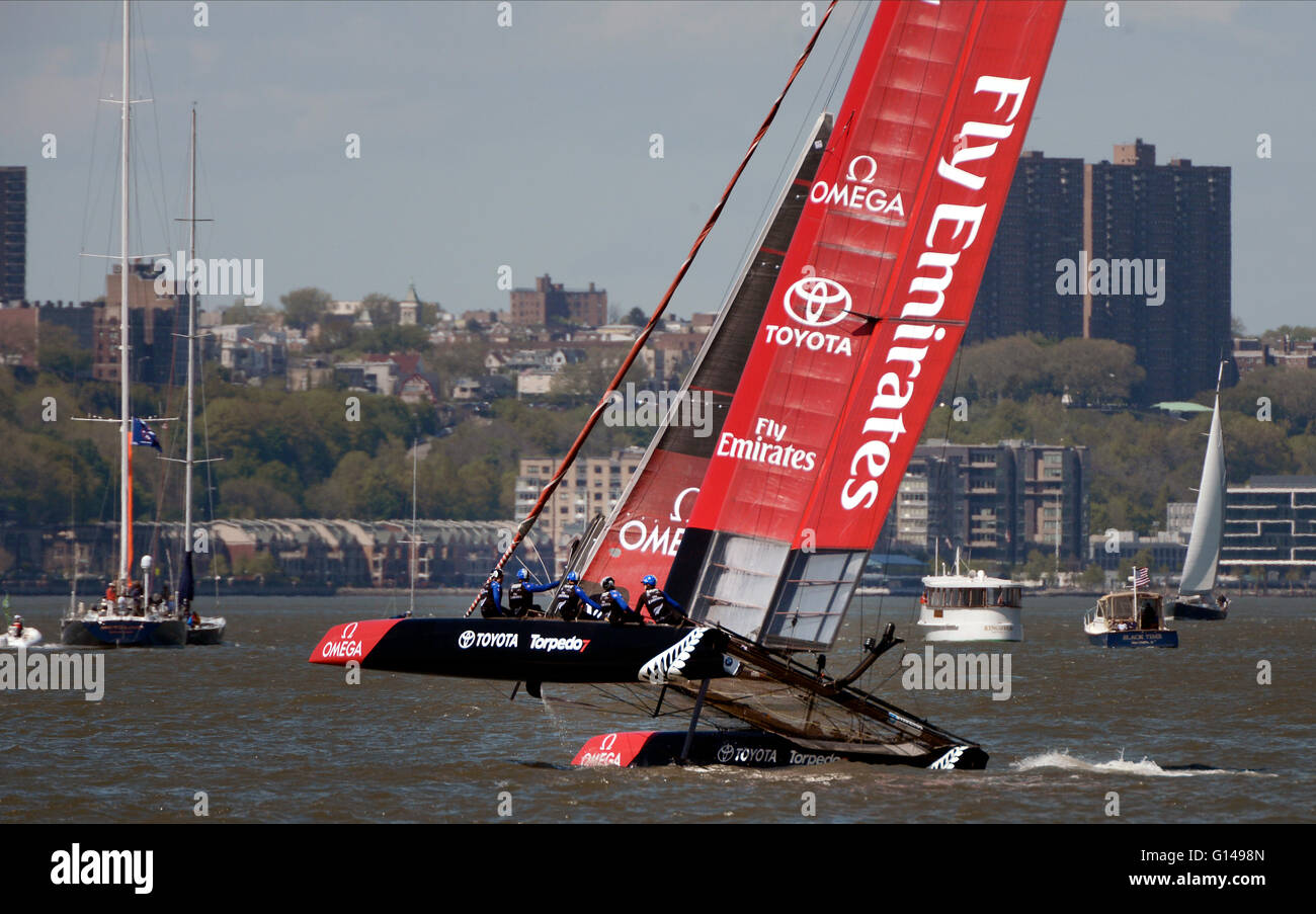 New York, USA. 8. Mai 2016. Das Emirates Team New Zealand Boot Folierung während der Louis Vuitton America Cup Veranstaltung heute im Hafen von New York. Bildnachweis: Adam Stoltman/Alamy Live-Nachrichten Stockfoto