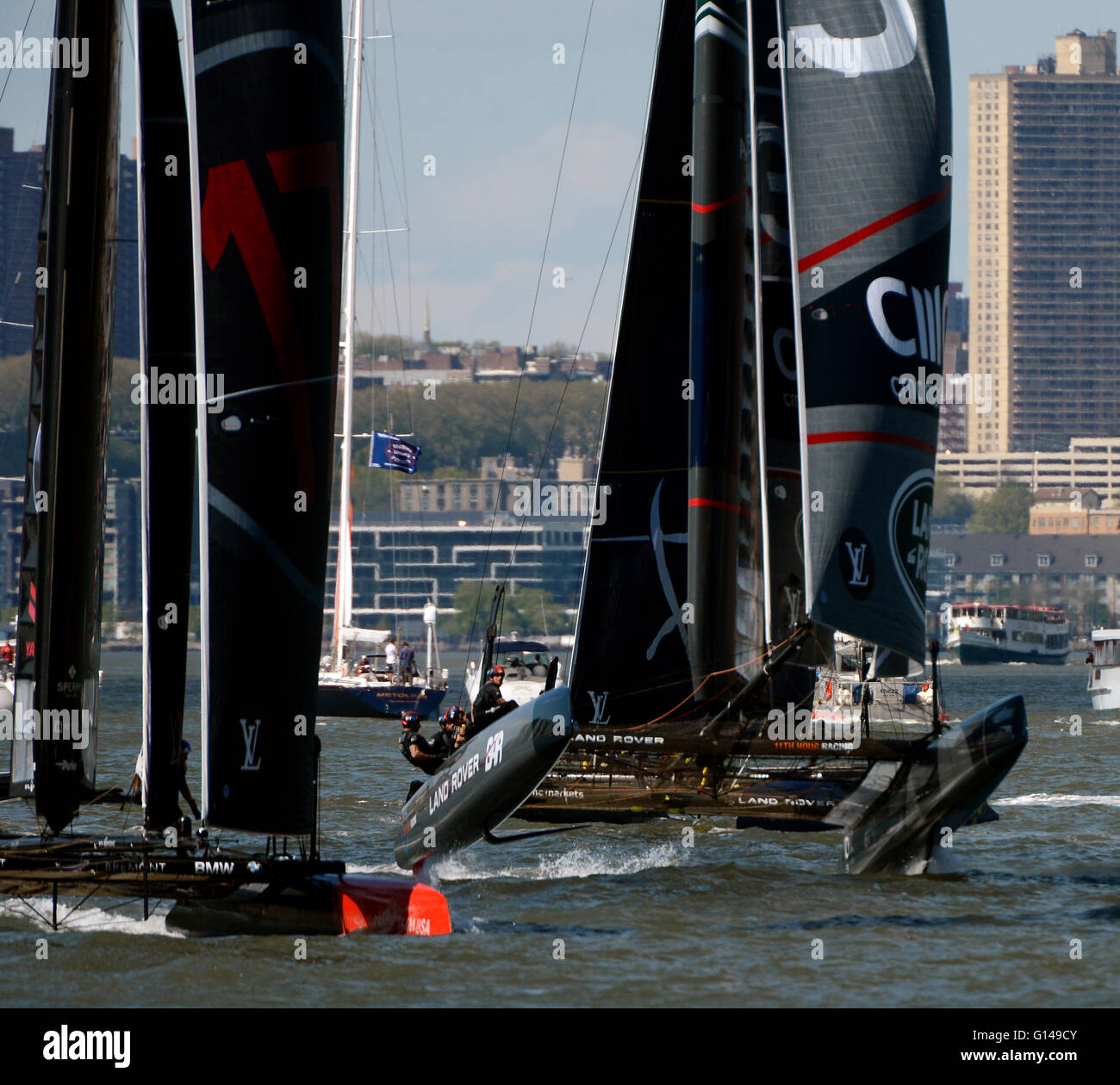 New York, USA. 8. Mai 2016. Das Land Rover Bar Team Boot manövriert rund um Oracle Team USA während der Louis Vuitton America Cup Veranstaltung im New Yorker Hafen heute Credit: Adam Stoltman/Alamy Live News Stockfoto