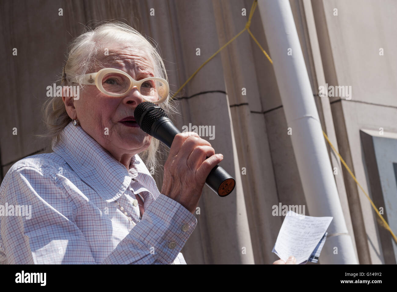 London, UK. 8. Mai 2016. Dame Vivienne Westwood hält eine Rede bei "Rückwärts gehen, auf den Klimawandel" Protest durch die Abteilung von Energie & Klimawandel. Wiktor Szymanowicz/Alamy Live-Nachrichten Stockfoto