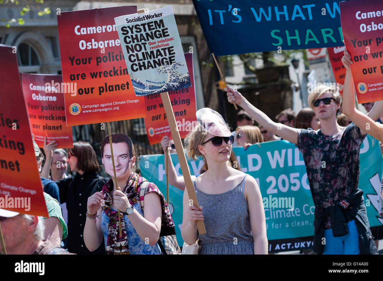 London, UK. 8. Mai 2016. AktivistInnen und Aktivisten aus Protest gegen die Regierungspolitik auf den Klimawandel zu sammeln. Teilnehmer marschierten nach hinten von oben von Whitehall, dem Department of Health, symbolisch Umkehrung der Regierung Aktionen zu verschiedenen Themen wie erneuerbare Energien, fossile Brennstoffe, Fracking, nachhaltigen Verkehr zeigen. Demonstranten appellierte, vorwärts zu gehen, anstatt rückwärts auf Klimapolitik in den ersten Jahrestag der gegenwärtigen Regierung. Wiktor Szymanowicz/Alamy Live-Nachrichten Stockfoto