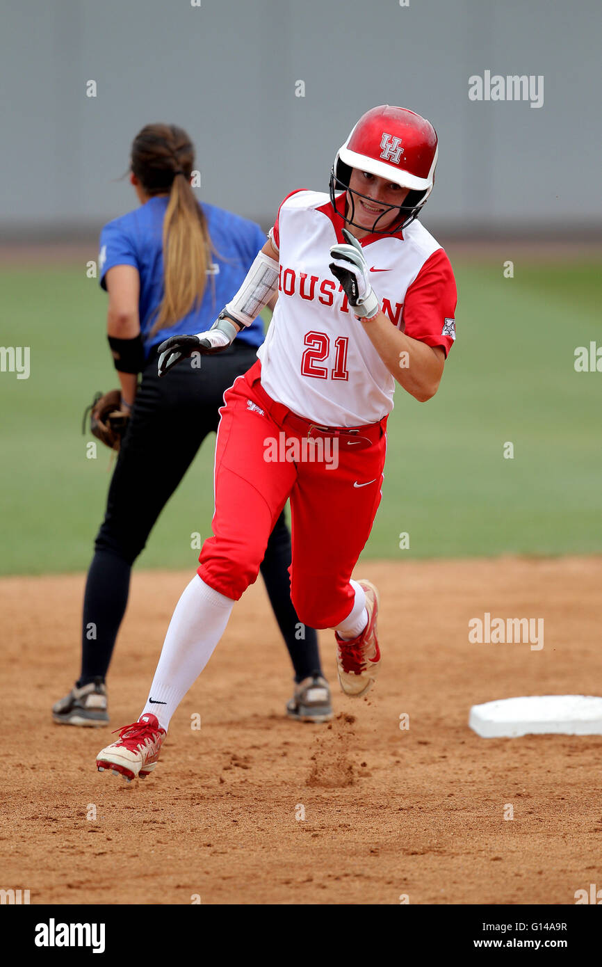 Houston, TX, USA. 8. Mai 2016. Houston Recht Fielder Elise LeBeouf #21 Runden zweite Base und Gebühren gegenüber Dritten nach der Kollision mit einem Doppelbett im ersten Inning des NCAA-Softball-Spiel zwischen Houston und Memphis vom Cougar Softball Stadium in Houston, TX. Kredit-Bild: Erik Williams/Cal Sport Media/Alamy Live News Stockfoto