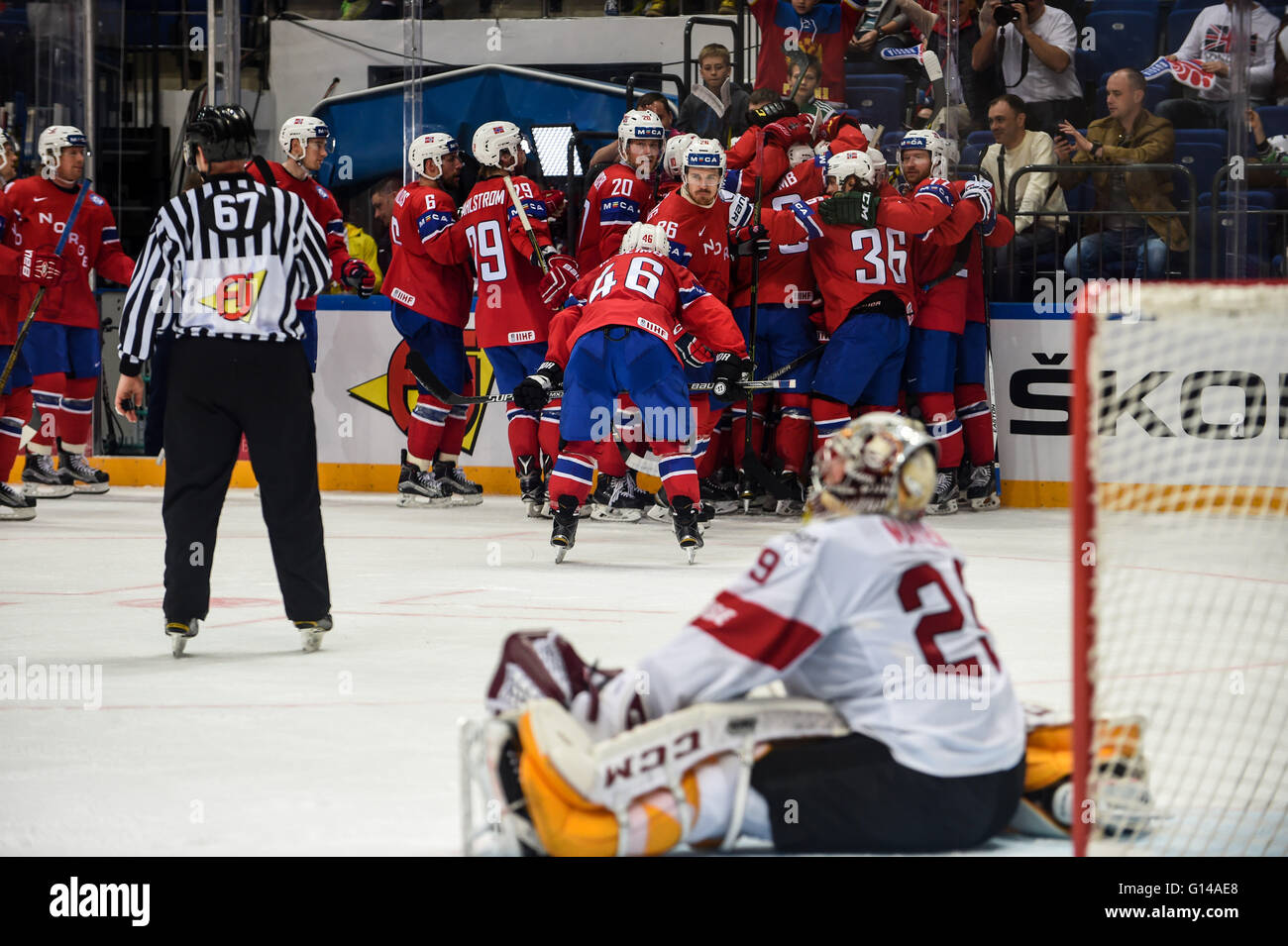 Moskau, Russland. 8. Mai 2016. Norwegische Nationalmannschaft Hockey-Team feiert Sieg im Spiel gegen die Schweiz am IIHF Eishockey-Weltmeisterschaft in Moskau, Russland, 8. Mai 2016. Norwegen gewann 4: 3 in der Overtime. © Evgeny Sinitsyn/Xinhua/Alamy Live-Nachrichten Stockfoto