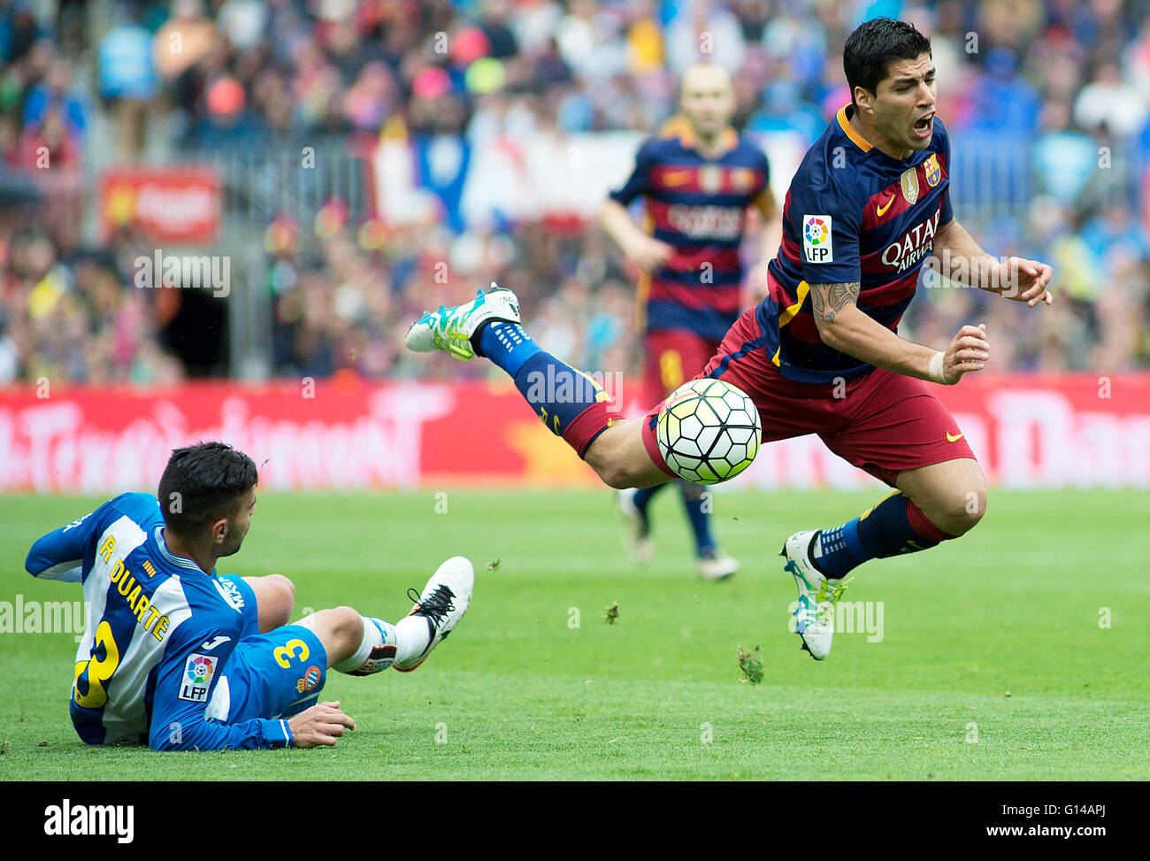 Barcelona, Spanien. 8. Mai 2016. FC Barcelona Luis Suarez (R) wetteifert mit Espanyols spanischen Verteidiger Duarte in der spanischen LIGA-Spiel im Stadion Camp Nou in Barcelona, Spanien, 8. Mai 2016. FC Barcelona gewann 5: 0. Bildnachweis: Lino De Vallier/Xinhua/Alamy Live-Nachrichten Stockfoto