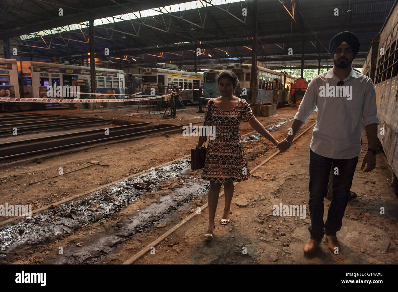 Kolkata, Indian state West Bengal. 8. Mai 2016. Ein paar Fuß entlang einer Straßenbahnlinie während der zweitägigen Veranstaltung Straßenbahn Geschichten am Straßenbahndepot in Kalkutta, Hauptstadt des östlichen indischen Bundesstaat Westbengalen, 8. Mai 2016. Straßenbahn Geschichten war geplant als eine einzigartige gemischt - Medien interaktive visuelle Installation Stück mit Videos, Musik, Fotografie, Spiele, Essen und Interaktion, um die Nostalgie der Straßenbahnen als Symbol des Kolkatas reichen kolonialen Erbes zu feiern. Die Veranstaltung fand vom 7. bis 8. © Tumpa Mondal/Xinhua/Alamy Live-Nachrichten Stockfoto
