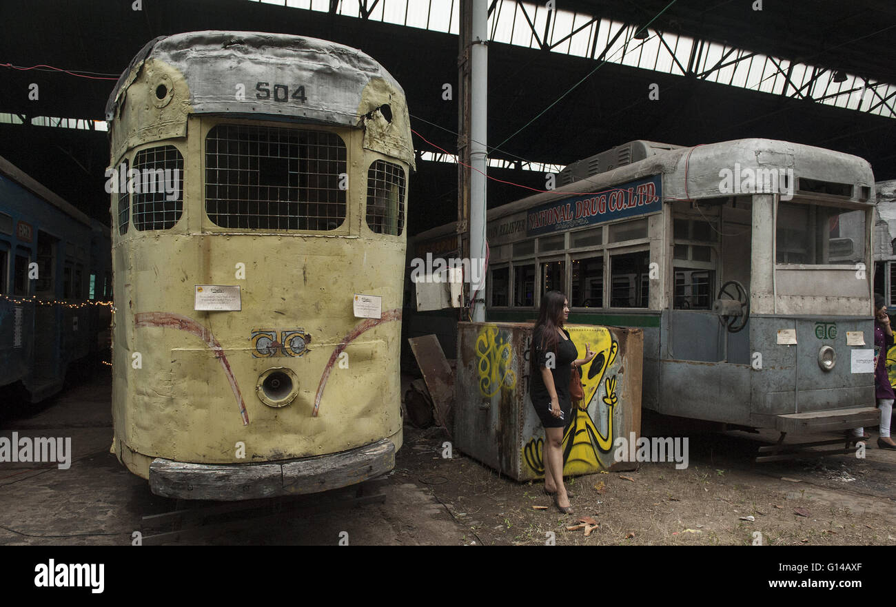Kolkata, Indian state West Bengal. 8. Mai 2016. Ein Besucher stellt neben Straßenbahnen während der zweitägigen Veranstaltung Straßenbahn Geschichten am Straßenbahndepot in Kalkutta, Hauptstadt des östlichen indischen Bundesstaat Westbengalen, 8. Mai 2016. Straßenbahn Geschichten war geplant als eine einzigartige gemischt - Medien interaktive visuelle Installation Stück mit Videos, Musik, Fotografie, Spiele, Essen und Interaktion, um die Nostalgie der Straßenbahnen als Symbol des Kolkatas reichen kolonialen Erbes zu feiern. Die Veranstaltung fand vom 7. bis 8. © Tumpa Mondal/Xinhua/Alamy Live-Nachrichten Stockfoto