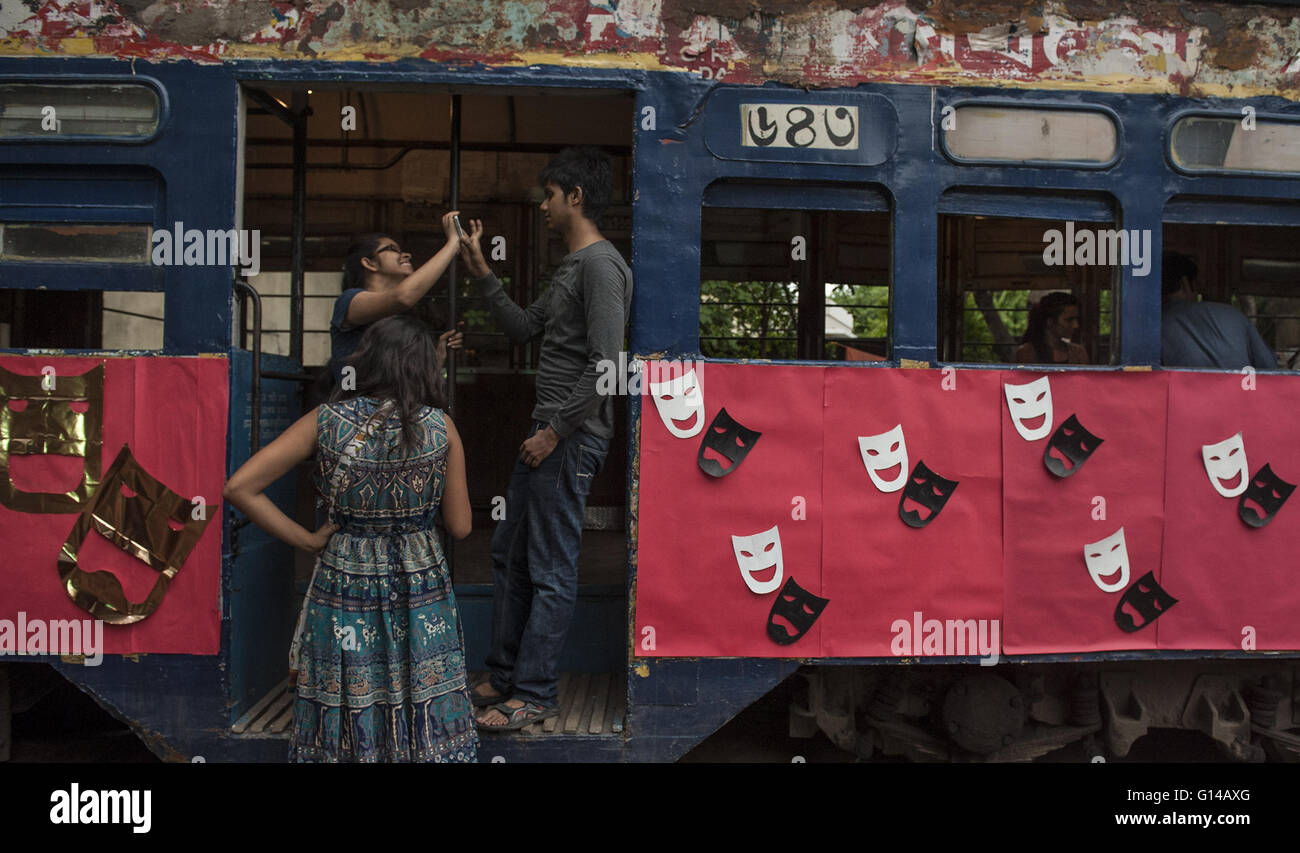 Kolkata, Indian state West Bengal. 8. Mai 2016. Besucher amüsieren während der zweitägigen Veranstaltung Straßenbahn Geschichten am Straßenbahndepot in Kalkutta, Hauptstadt des östlichen indischen Bundesstaat Westbengalen, 8. Mai 2016. Straßenbahn Geschichten war geplant als eine einzigartige gemischt - Medien interaktive visuelle Installation Stück mit Videos, Musik, Fotografie, Spiele, Essen und Interaktion, um die Nostalgie der Straßenbahnen als Symbol des Kolkatas reichen kolonialen Erbes zu feiern. Die Veranstaltung fand vom 7. bis 8. © Tumpa Mondal/Xinhua/Alamy Live-Nachrichten Stockfoto