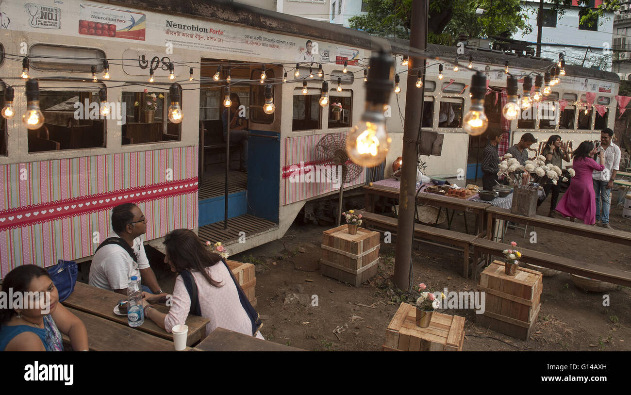 Kolkata, Indian state West Bengal. 8. Mai 2016. Während der zweitägigen Veranstaltung Straßenbahn Geschichten am Straßenbahndepot in Kalkutta, Hauptstadt des östlichen indischen Bundesstaat Westbengalen, 8. Mai 2016 der Besucher neben einer Straßenbahn ausruhen. Straßenbahn Geschichten war geplant als eine einzigartige gemischt - Medien interaktive visuelle Installation Stück mit Videos, Musik, Fotografie, Spiele, Essen und Interaktion, um die Nostalgie der Straßenbahnen als Symbol des Kolkatas reichen kolonialen Erbes zu feiern. Die Veranstaltung fand vom 7. bis 8. © Tumpa Mondal/Xinhua/Alamy Live-Nachrichten Stockfoto