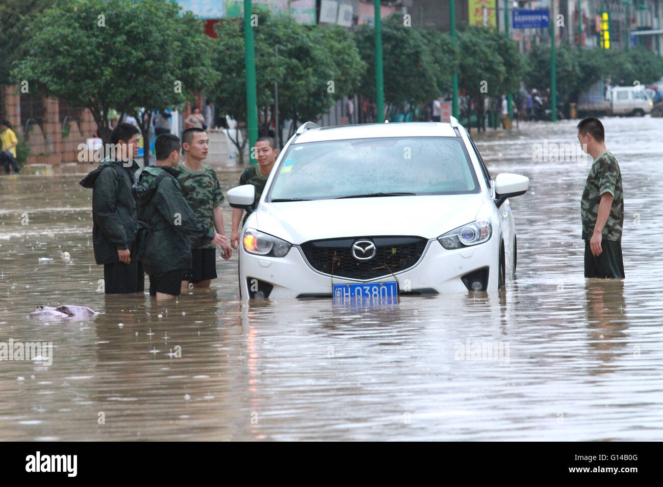 Nanping, Nanping Stadt von Südosten Chinas Provinz Fujian. 8. Mai 2016. Eine Auto-Panne auf einer überfluteten Straße in Shunchang County, Nanping Stadt der Südosten Chinas Provinz Fujian, 8. Mai 2016. Die Shunchang Grafschaft in Fujian wurde am Sonntag durch Wasser aus dem Oberlauf des Flusses Minjiang überflutet. Bildnachweis: Chen Permit/Xinhua/Alamy Live-Nachrichten Stockfoto