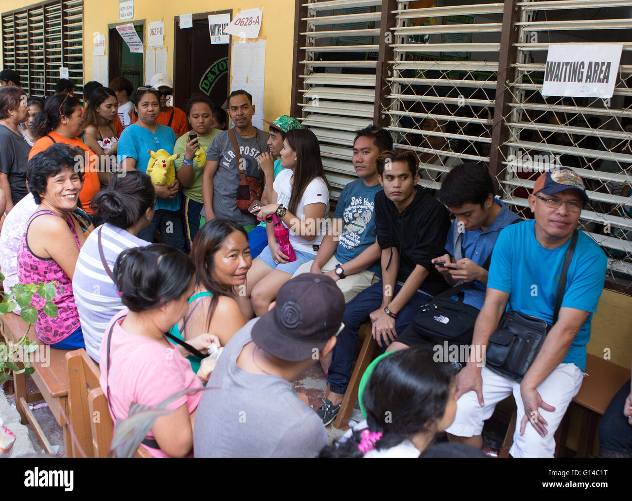 Cebu City, Philippinen. 9. Mai 2016. Filipinos erweisen sich ihre Stimmen in den nationalen Wahlen wählen einen neuen Präsidenten, Benigno Simeon "Noynoy" Cojuangco Aquino III zu ersetzen. Viele Umfragen bis zu heutigen Wahl führt die Conroversial Davao Stadt Bürgermeister Rodrigo "Rody" Roa Duterte.Along mit der Wahl für das Präsidentenamt Wähler auch für die Zuerkennung des lokalen Politicains Stimmen sind. Bildnachweis: imagegallery2/Alamy Live-Nachrichten Stockfoto