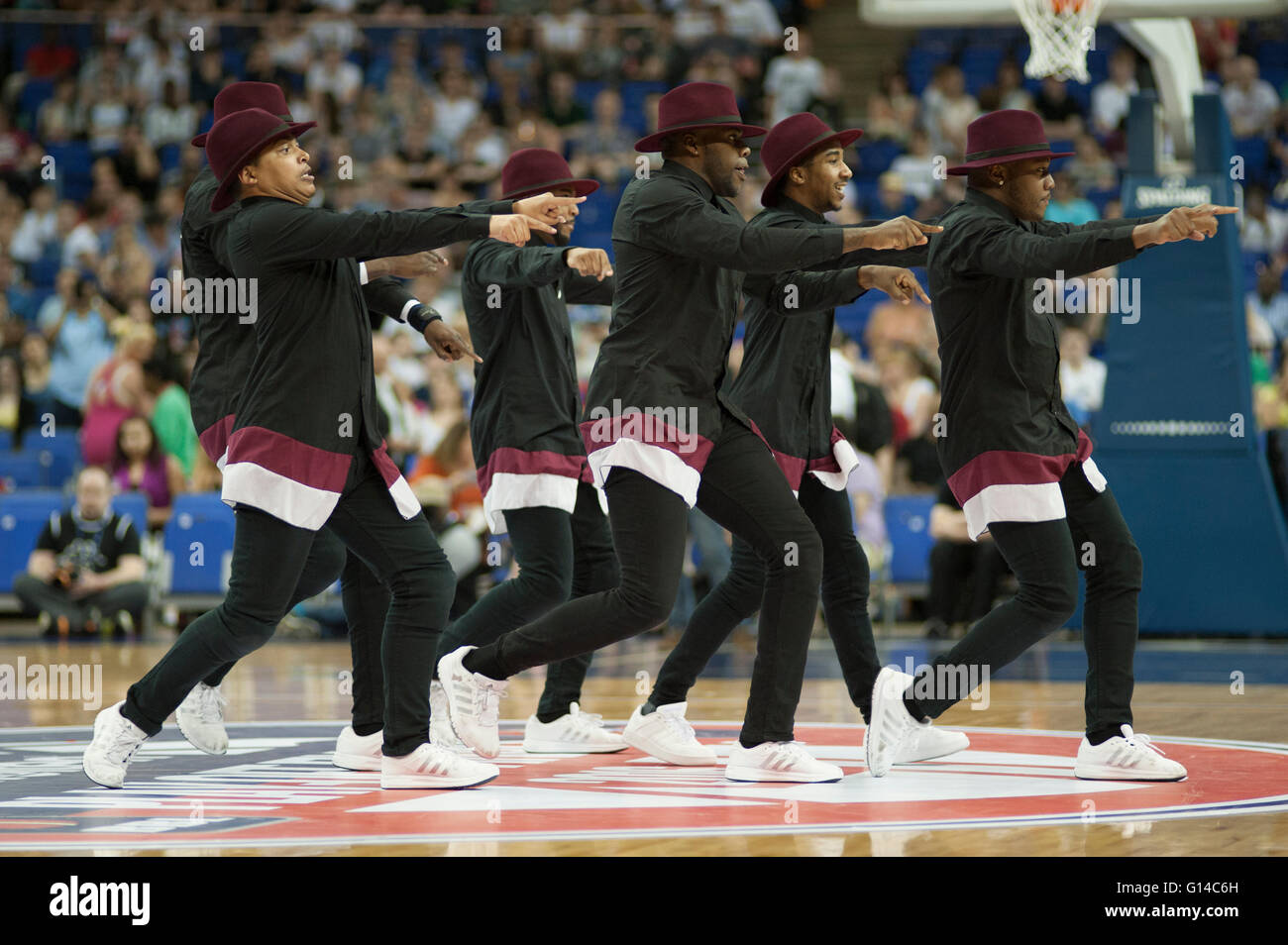 Die O2-Arena, London UK. 8. Mai 2016. Großbritanniens Got Talent Stars Flawless unterhalten BBL Leicester Riders und Sheffield Haie Fans mit urbanen Tanz bewegt. Bildnachweis: Sportsimages/Alamy Live-Nachrichten. Stockfoto