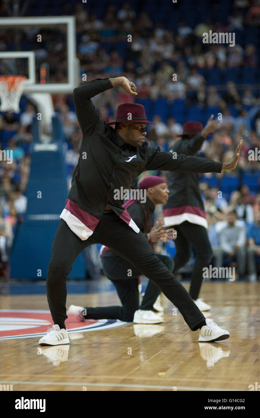 Die O2-Arena, London UK. 8. Mai 2016. Großbritanniens Got Talent Stars Flawless unterhalten BBL Leicester Riders und Sheffield Haie Fans mit urbanen Tanz bewegt. Bildnachweis: Sportsimages/Alamy Live-Nachrichten. Stockfoto