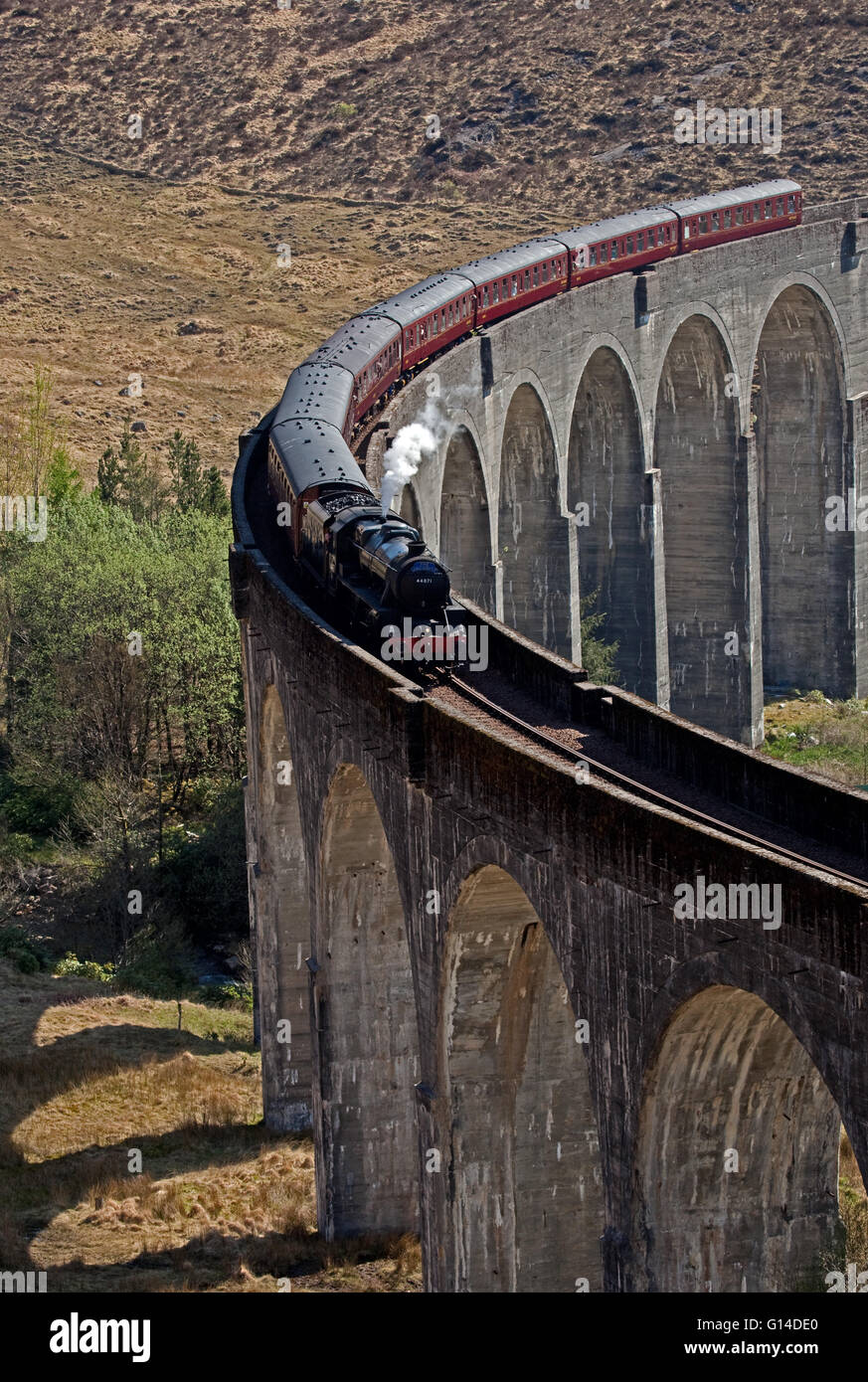 Lochaber, Schottland, Großbritannien. 9. Mai 2016. Jacobite Steam Train crossing Glenfinnan Viaduct, beginnt 2016 saison reisen von Fort William nach Mallaig, feiert 22 Jahre auf dieser West Highland Line. Temperatur 23 Grad warm und sonnig in den schottischen Highlands Stockfoto