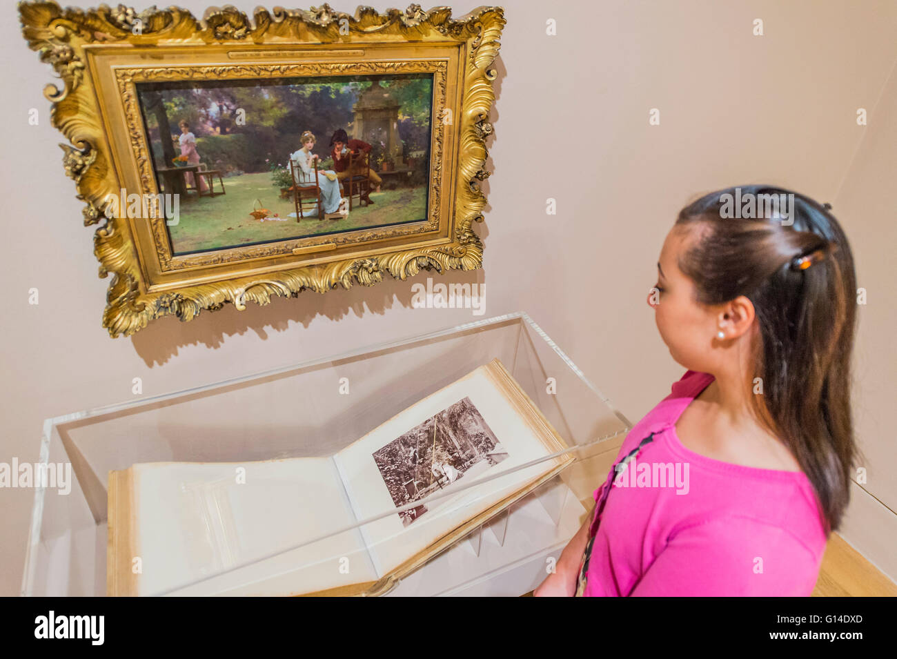 London, UK. 9. Mai 2016. Zweit Firma dreier keiner von Marcus Stone, 1860-2 inspiriert durch ein Foto von Prinzessin Alexandra, Prinzessin Victoria und Herr Savile - malen mit Licht: Kunst und Fotografie von den Präraffaeliten bis in die Neuzeit - Tate Britain präsentiert die erste große Ausstellung um das temperamentvolle Gespräch zwischen frühen Fotografie und British Art zu feiern. Es versammelt Fotografien und Gemälde, einschließlich der Präraffaeliten, Ästhetik und britischen Impressionisten arbeiten. Bildnachweis: Guy Bell/Alamy Live-Nachrichten Stockfoto