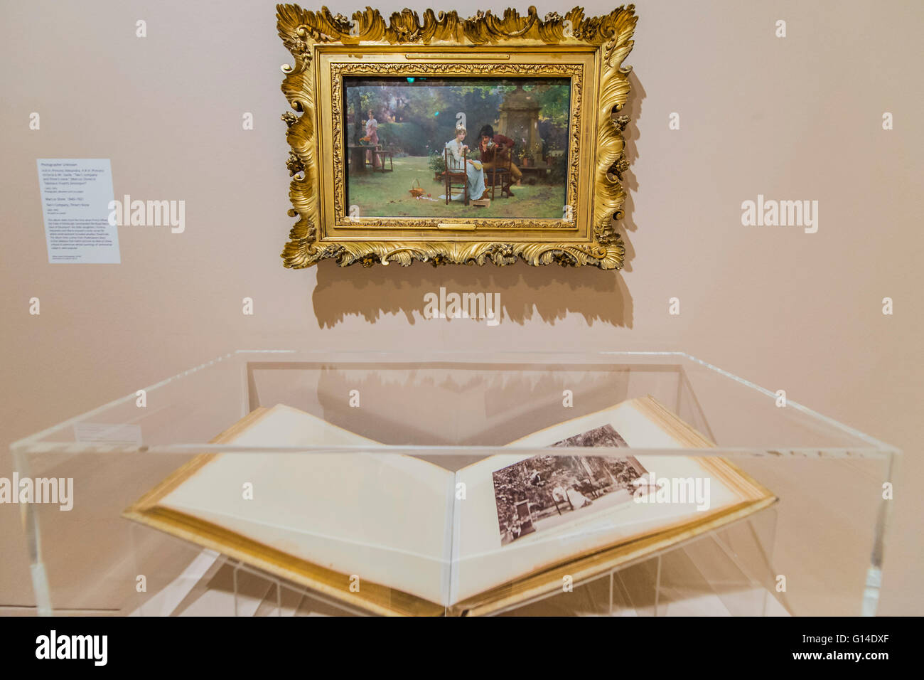 London, UK. 9. Mai 2016. Zweit Firma dreier keiner von Marcus Stone, 1860-2 inspiriert durch ein Foto von Prinzessin Alexandra, Prinzessin Victoria und Herr Savile - malen mit Licht: Kunst und Fotografie von den Präraffaeliten bis in die Neuzeit - Tate Britain präsentiert die erste große Ausstellung um das temperamentvolle Gespräch zwischen frühen Fotografie und British Art zu feiern. Es versammelt Fotografien und Gemälde, einschließlich der Präraffaeliten, Ästhetik und britischen Impressionisten arbeiten. Bildnachweis: Guy Bell/Alamy Live-Nachrichten Stockfoto