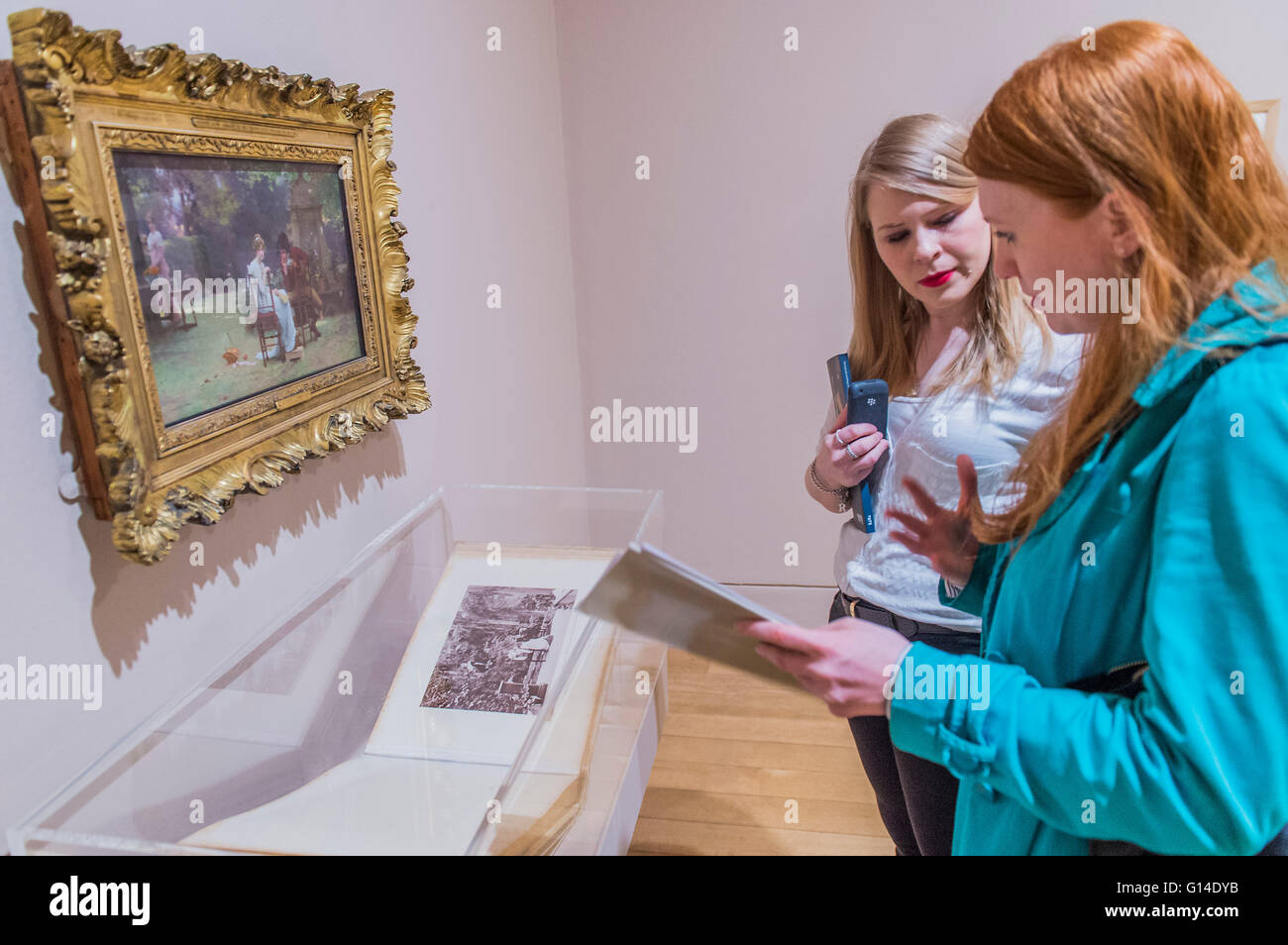 London, UK. 9. Mai 2016. Zweit Firma dreier keiner von Marcus Stone, 1860-2 inspiriert durch ein Foto von Prinzessin Alexandra, Prinzessin Victoria und Herr Savile - malen mit Licht: Kunst und Fotografie von den Präraffaeliten bis in die Neuzeit - Tate Britain präsentiert die erste große Ausstellung um das temperamentvolle Gespräch zwischen frühen Fotografie und British Art zu feiern. Es versammelt Fotografien und Gemälde, einschließlich der Präraffaeliten, Ästhetik und britischen Impressionisten arbeiten. Bildnachweis: Guy Bell/Alamy Live-Nachrichten Stockfoto