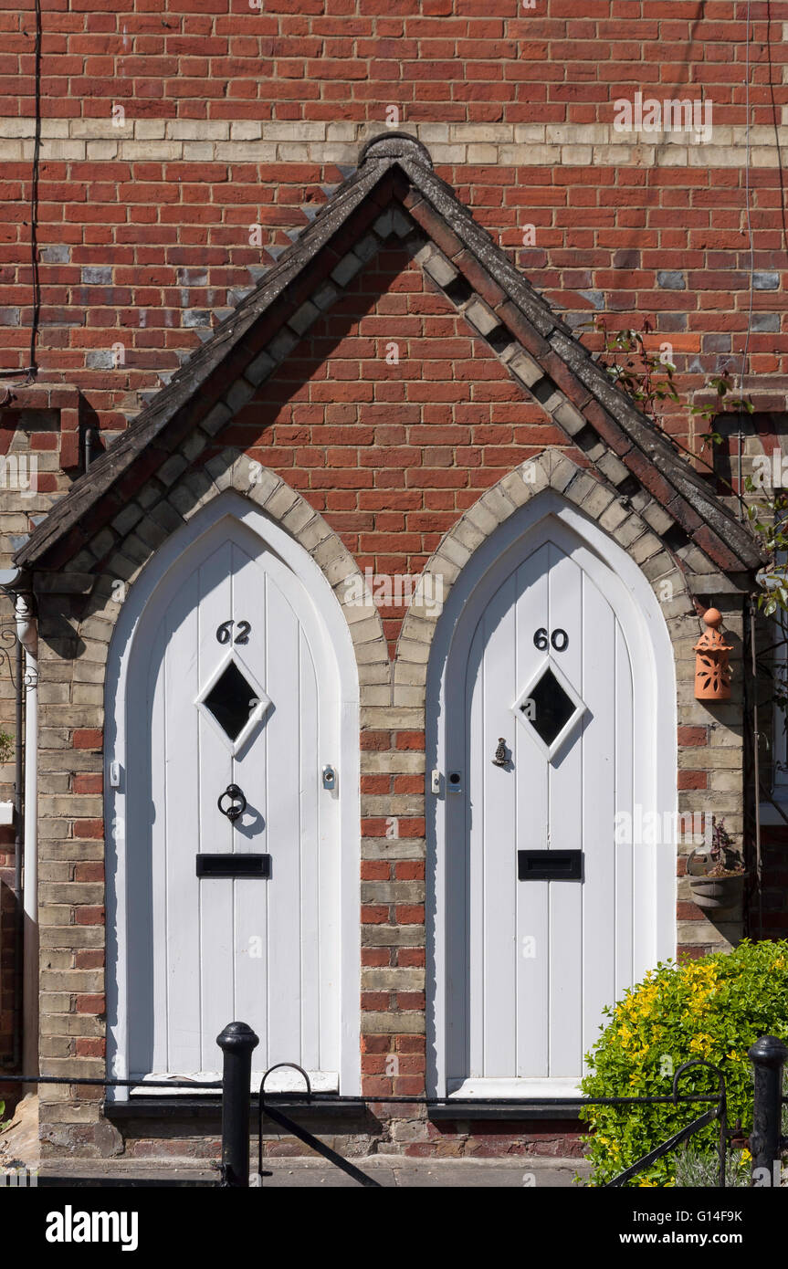 Haustüren der Periode Doppelhaus, High Street, Chinnor, Oxfordshire, England, Vereinigtes Königreich Stockfoto