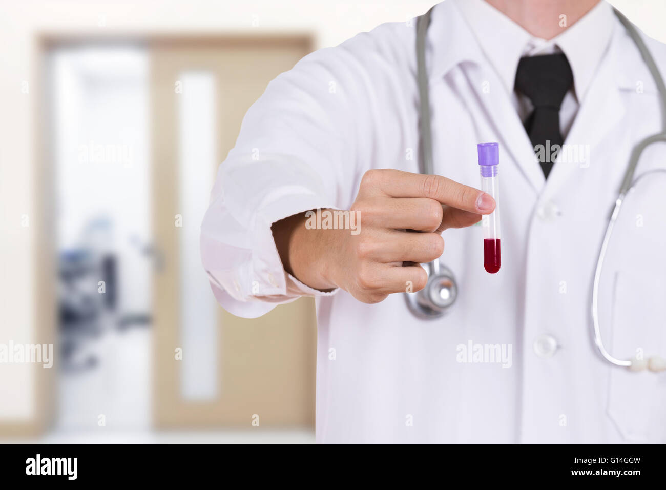 Schließen Sie sich einem medizinischen Test-Glas mit Blut mit Arzt Stockfoto