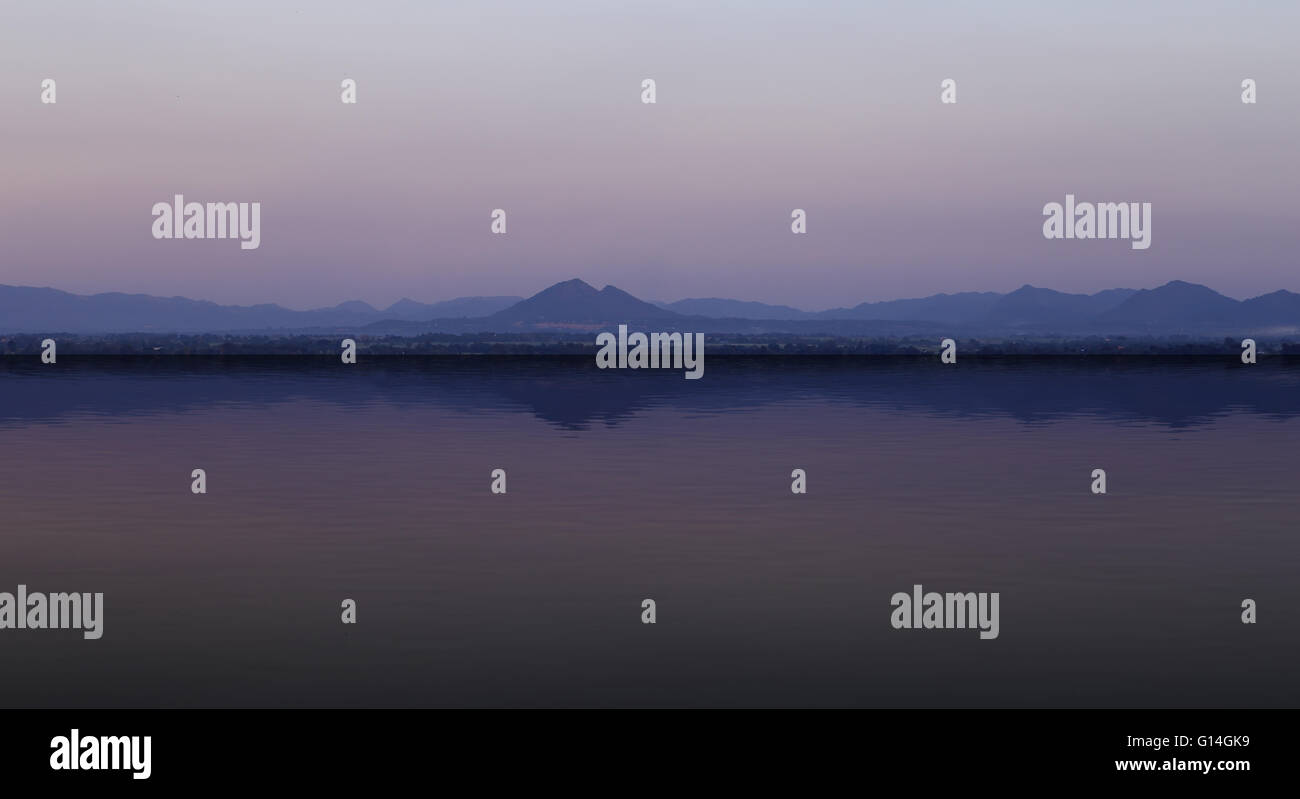 Berg mit Wasserreflexion (Blick vom Pa Sak Jolasid dam), Lopburi, Thailand Stockfoto