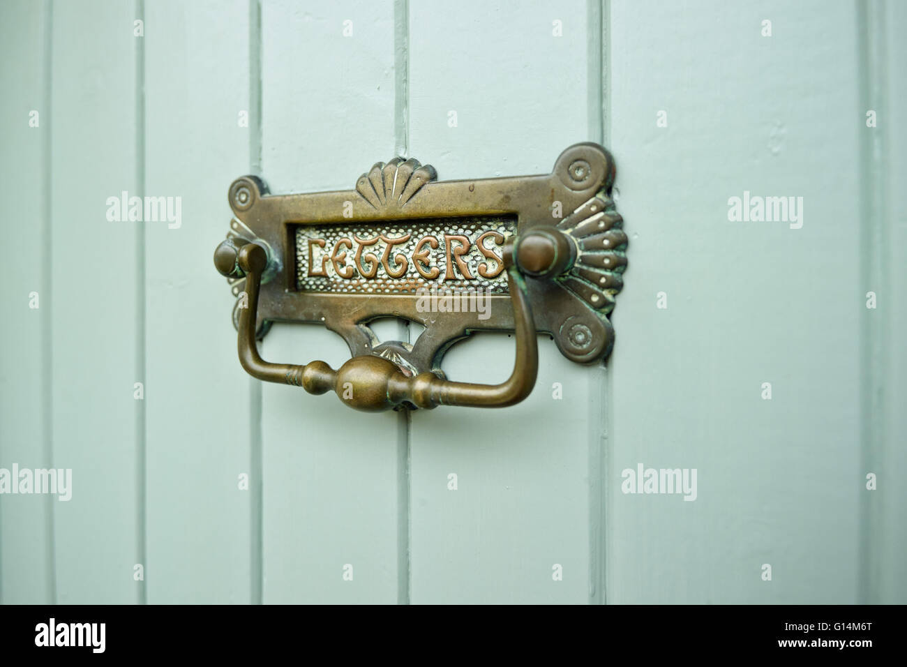 Eine traditionelle Messing Briefkasten & Klopfer kombiniert die Wort Buchstaben anzeigen. Eine Ente Ei grüne Tür eingelassen Stockfoto