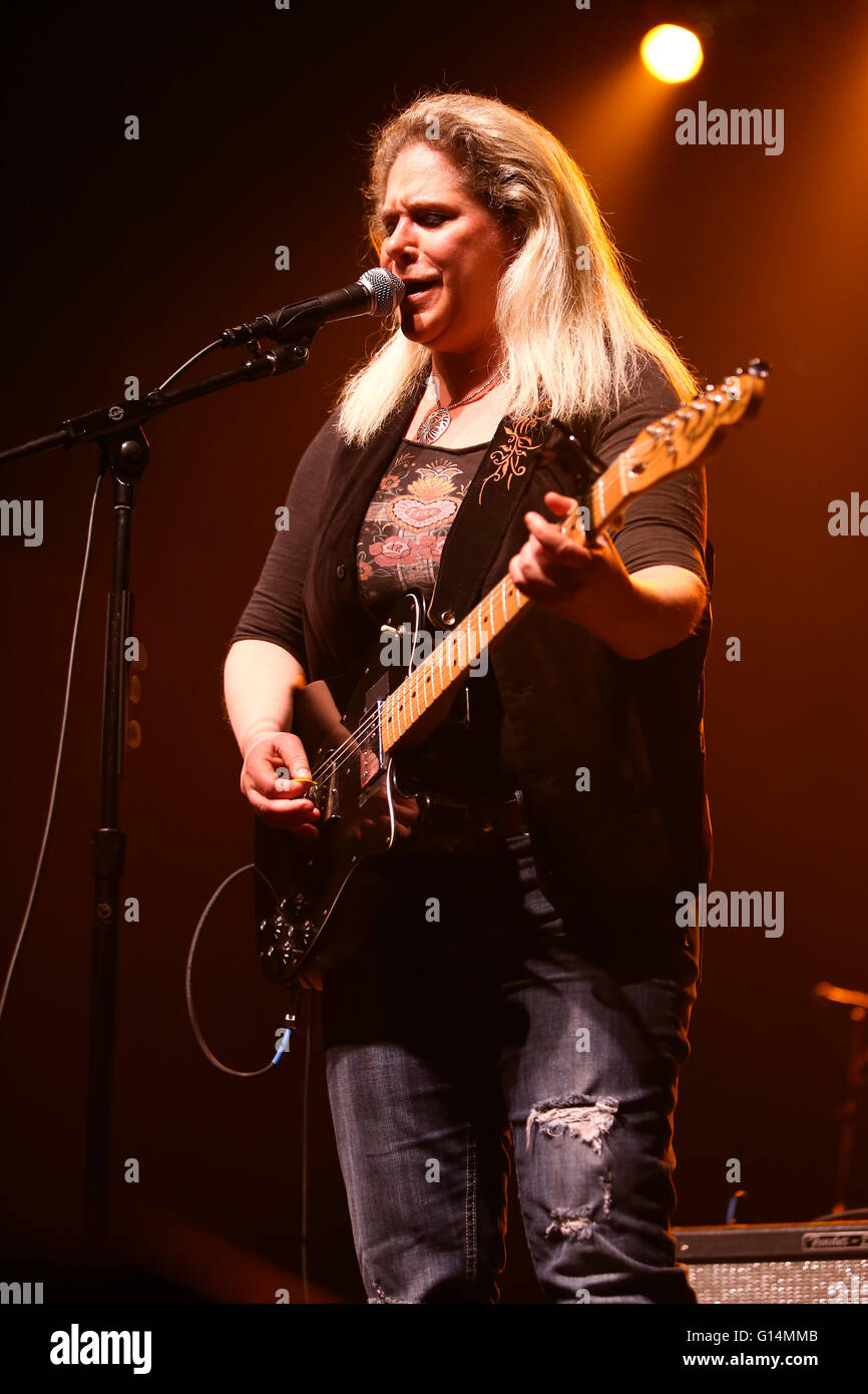 Cathy Henderson von Antigone Rising führt auf der Bühne auf der Paramount am 6. Mai 2016 in Huntington, New York. Stockfoto