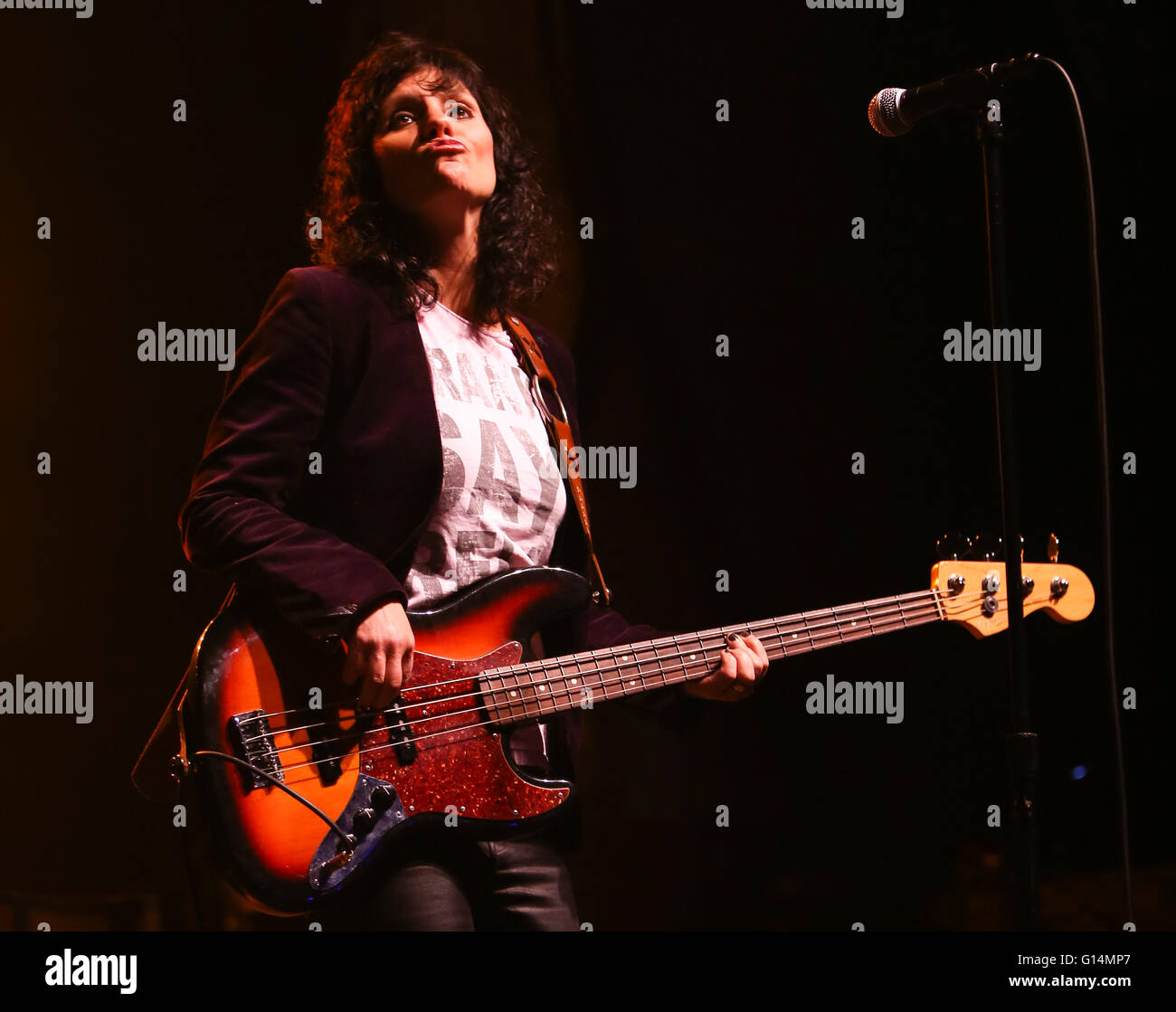 Kristen Henderson von Antigone Rising führt auf der Bühne auf der Paramount am 6. Mai 2016 in Huntington, New York. Stockfoto