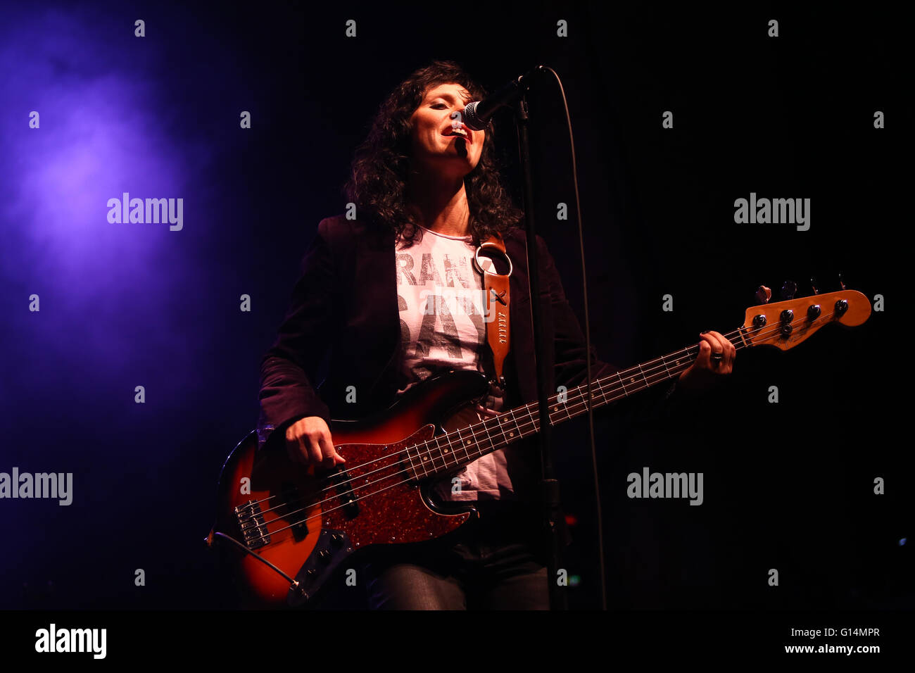 Kristen Henderson von Antigone Rising führt auf der Bühne auf der Paramount am 6. Mai 2016 in Huntington, New York. Stockfoto