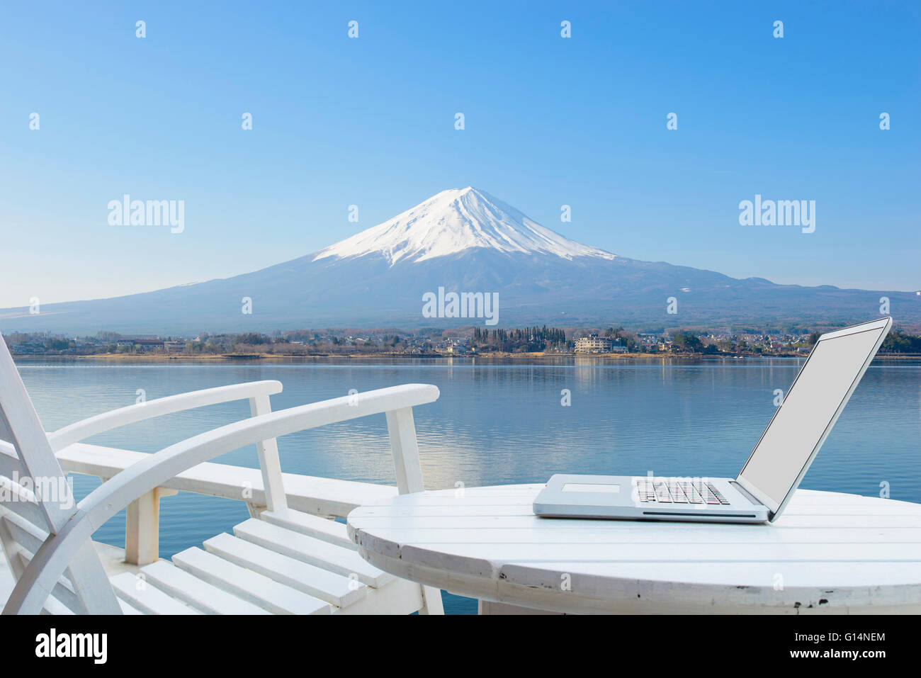 Mobiles Büro am Mount Fuji Stockfoto