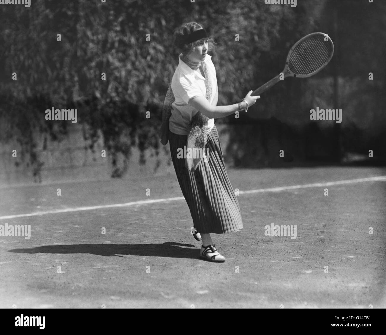 Eine Debütantin Tennisspielen im Henderson Schloss, Washington, D.C., 24. September 1924. Stockfoto