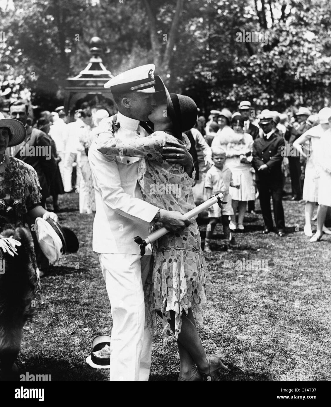 Ein frisch diplomierten Ensign (junior Offizier) Abschied von der Marine-Akademie und seine Verlobte zu küssen, am 6. Juni 1929. Stockfoto