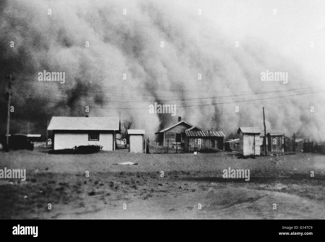 Riesiger Sandsturm trifft Kansas während der Dust Bowl, eine Landwirtschaft, ökologische und wirtschaftliche Katastrophe in der Great Plains-Region von Nord-Amerika in den 1930er Jahren. Stockfoto