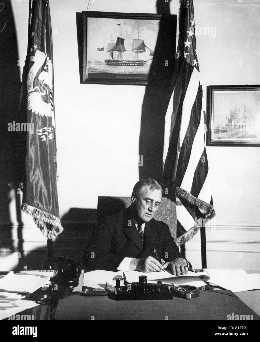 FDR Unterzeichnung Emergency Banking Act von 1933, die Berechtigung die Regierung zu stärken, zu reorganisieren und solvente Banken öffnen. Franklin Delano Roosevelt (30. Januar 1882 - 12. April 1945) war der 32. Präsident der Vereinigten Staaten (1933-1945) und eine Stockfoto