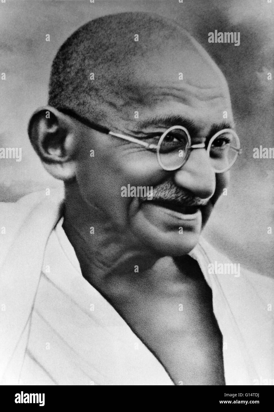 Mohandas Karamchand Gandhi (2. Oktober 1869 - 30. Januar 1948) war der herausragende politische und ideologische Führer von Indien während der indischen Unabhängigkeitbewegung. Die Verwendung von den gewaltlosen Widerstand gegen die Tyrannei durch massenhaften zivilen Ungehorsam wegweisend, Stockfoto