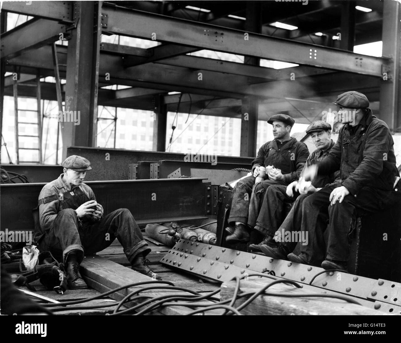 Ein Bügeleisen Anhebung Crew isst Mittagessen im 26. Stock des Esso-Gebäudes in New York City. Stockfoto