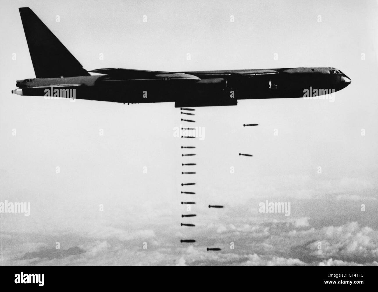 Undatiertes Bild eines b-52-Bomber, die konventionelle Bomben über Vietnam. Der Vietnam-Krieg war eine Ära des Kalten Krieges Stellvertreter-Krieg, der in Vietnam, Laos und Kambodscha ab November 1955 bis zum Fall von Saigon am 30. April 1975 stattgefunden. Als der Krieg ging weiter, die Teil-o Stockfoto