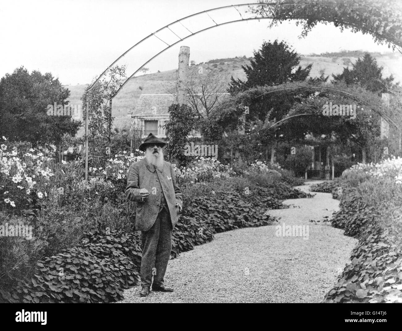 Claude Monet stehend in einem Garten in Giverny, Frankreich. Der Maler in Giverny 43 Jahre lang lebte und malte die Gärten, für die er berühmt ist. Monet, fotografiert von Nadar im Jahre 1901. Claude Monet (1840-1926) war einer der Gründer der französischen impressionistischen Malerei, Stockfoto