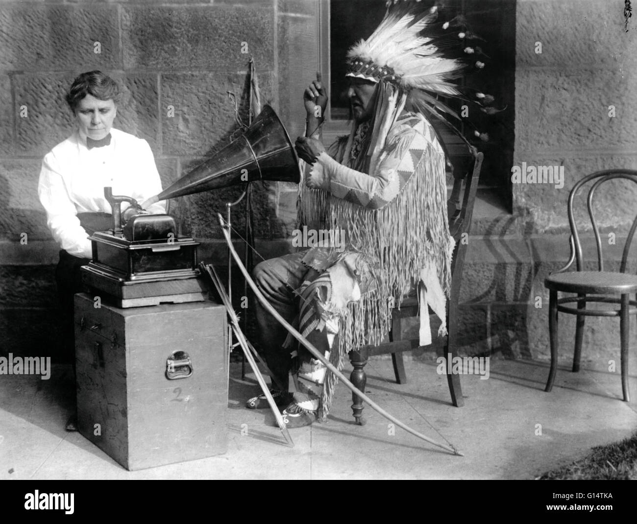 Densmore mit Blackfoot Häuptling Chief Mountain, während einer Aufnahme-Session für das Bureau of American Ethnology 1916-Phonographen. Frances Densmore (21. Mai 1867 - 5. Juni 1957) war ein US-amerikanischer Ethnograph und Musikethnologe, werden beide Divisionen von Stud Stockfoto