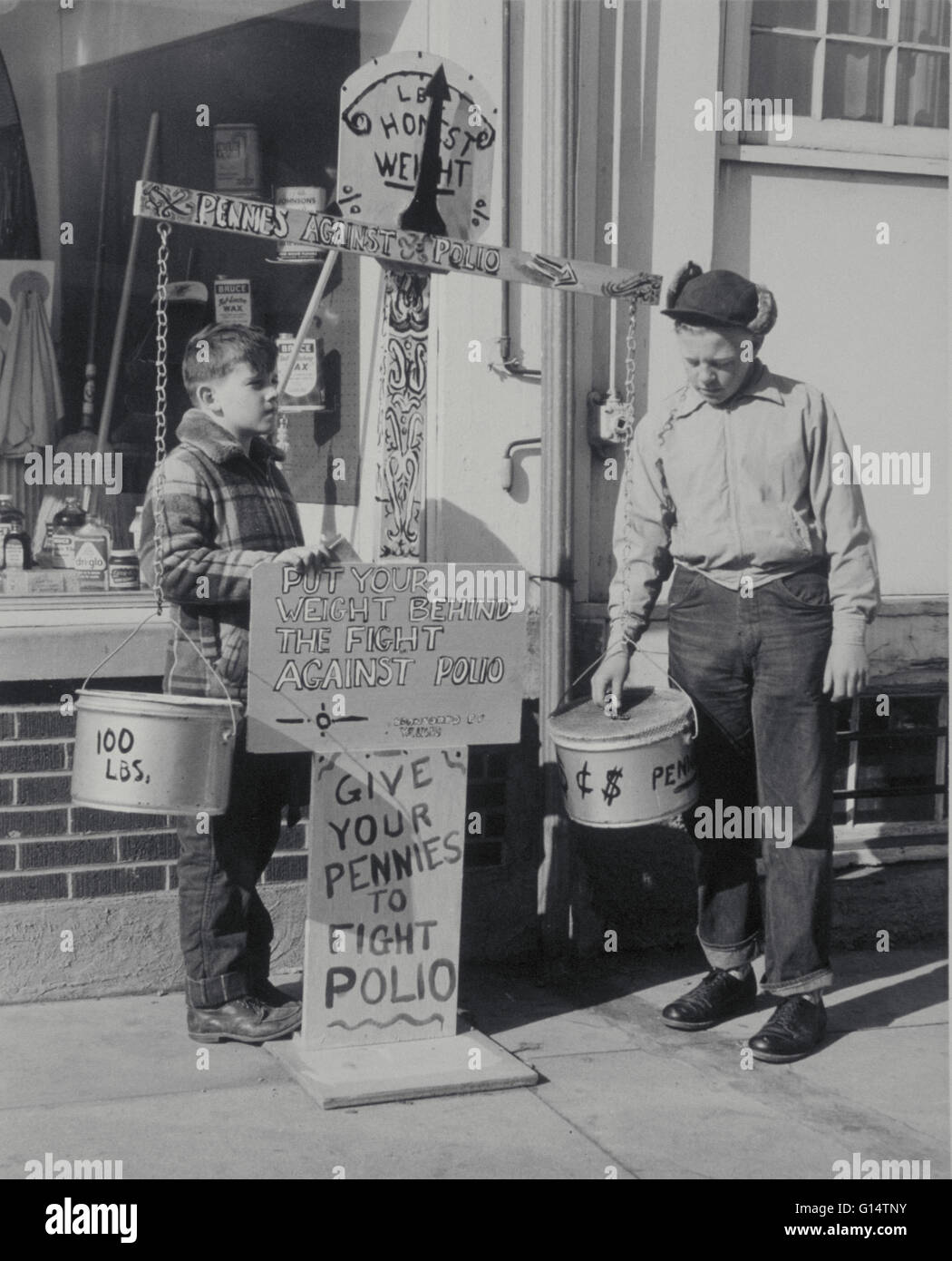 Jungen sammeln Geld für den Kampf gegen Polio. Vereinigte Staaten, etwa Anfang der 50er Jahre. Polio ist eine akute, ansteckende Virenkrankheit, die Muskellähmung und zum Tod führen kann. Es breitet sich durch enge persönliche Kontakte, in der Regel aus Speichel oder Abfällen. Kinderlähmung erreicht epid Stockfoto