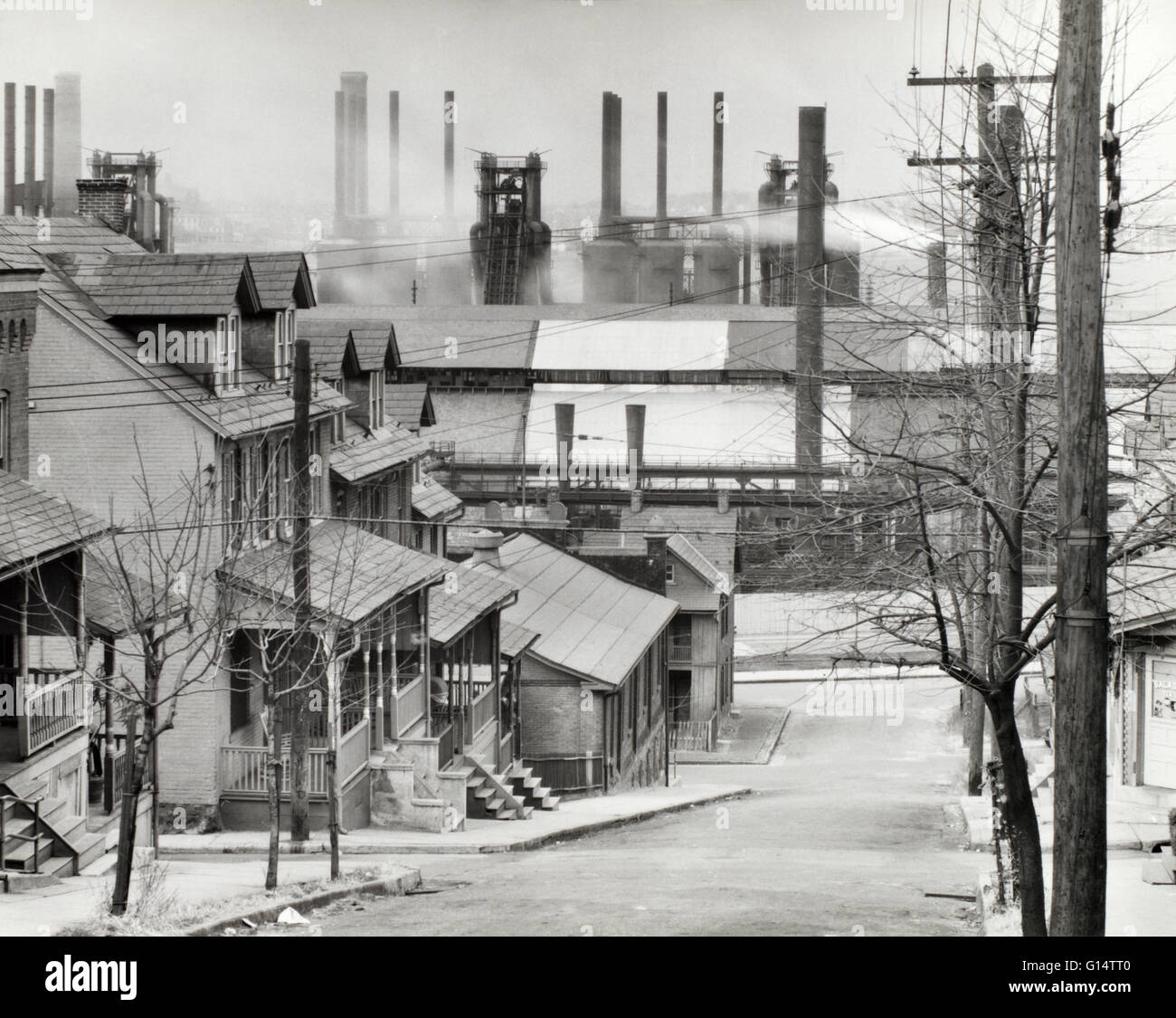 Häuser und Schornsteine ein Stahlwerk in Bethlehem, Pennsylvania. Für die Farm Security Administration von Walker Evans im Jahre 1935 übernommen. Stockfoto
