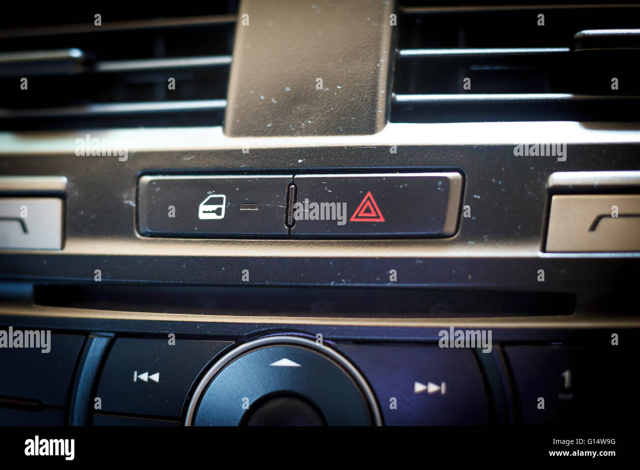 Notruftaste und Entriegeln der Tür Knopf im Innenraum. Stockfoto