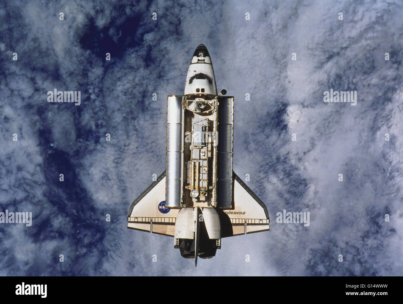 Das Space Shuttle Endeavor, wie von der internationalen Raumstation (ISS) angesehen. In offener Ladebucht des Shuttles sind Teile für die ISS. Der Hauptzweck dieser Mission (STS-97, 11/20-12/11/2000), wa zu befestigen und die ISS 73 Meter Sonnensegel entfalten. Stockfoto