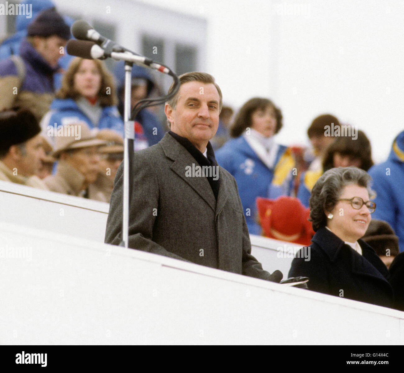 WALTHER MONDALE Vizepräsident der Vereinigten Staaten bei der Olympischen Eröffnungsfeier in Lake Placid 1980 Stockfoto